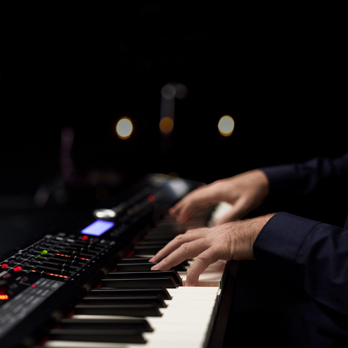 Nghệ sĩ đang chơi đàn piano điện Roland RD-2000 tại Tân Nhạc Cụ với bàn phím PHA-50 và bảng điều khiển chuyên nghiệp