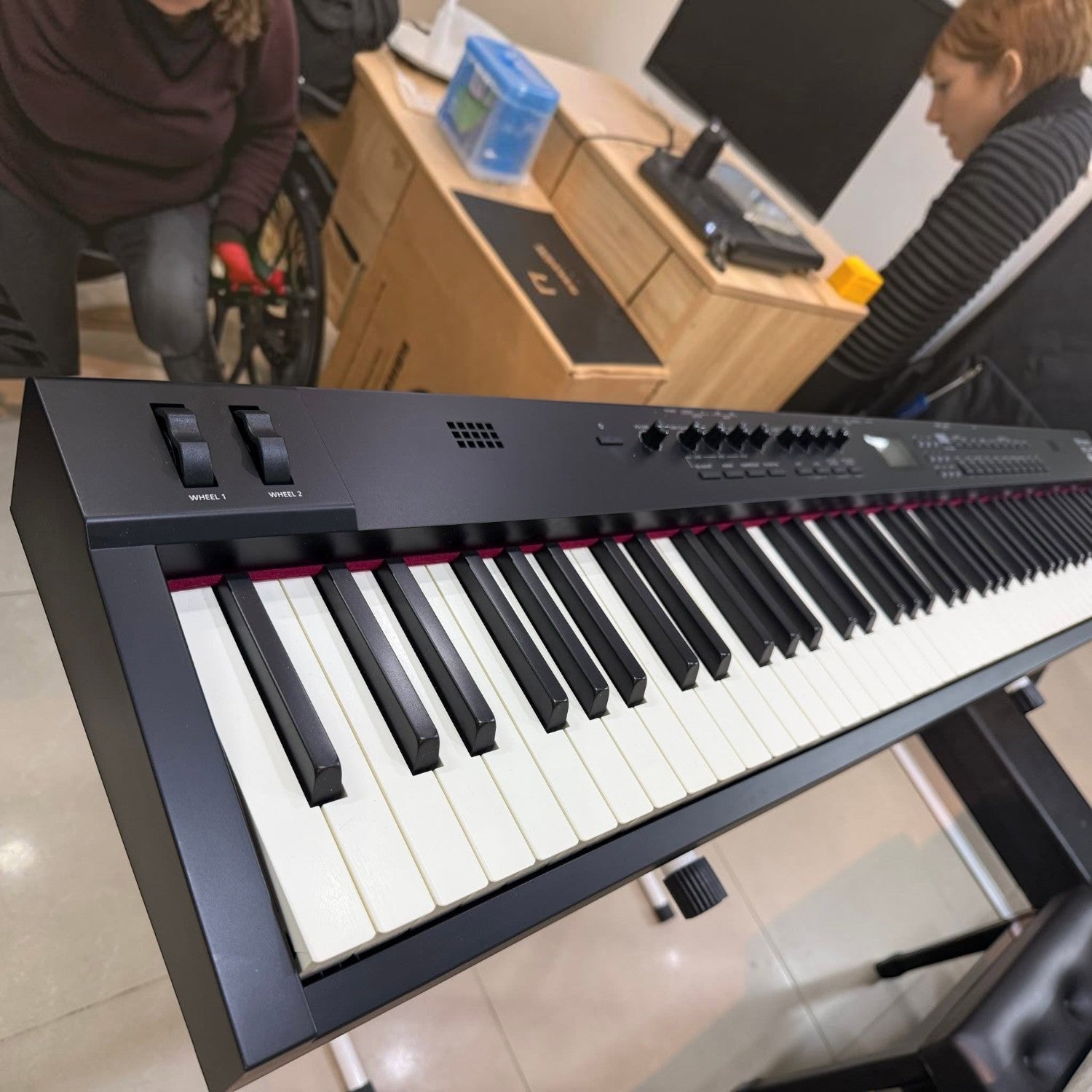 Đàn piano điện Roland RD88 EX màu đen với bàn phím búa PHA-4 tại showroom TÂN NHẠC CỤ