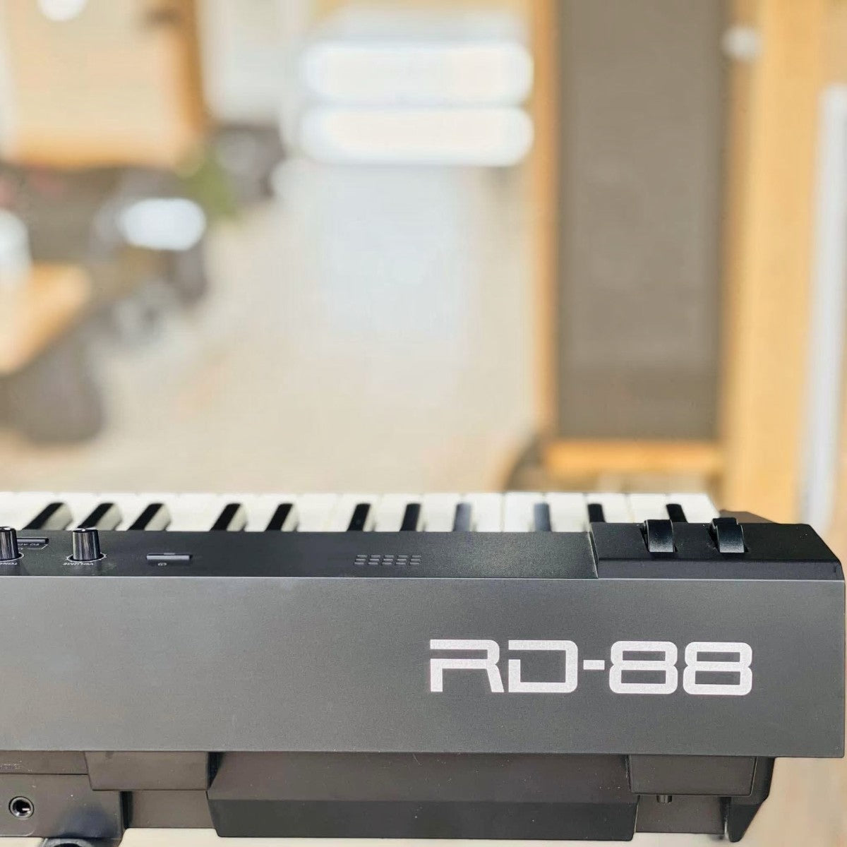 Đàn piano điện Roland RD-88 màu đen tại TÂN NHẠC CỤ với thiết kế gọn nhẹ, chuyên nghiệp cho biểu diễn sân khấu.