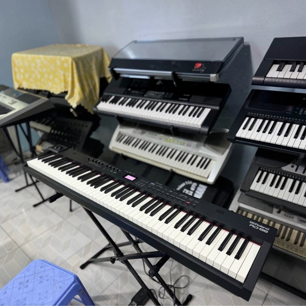 Đàn piano điện Roland RD-88 màu đen tại showroom TÂN NHẠC CỤ, thiết kế 88 phím gọn nhẹ cho biểu diễn chuyên nghiệp.