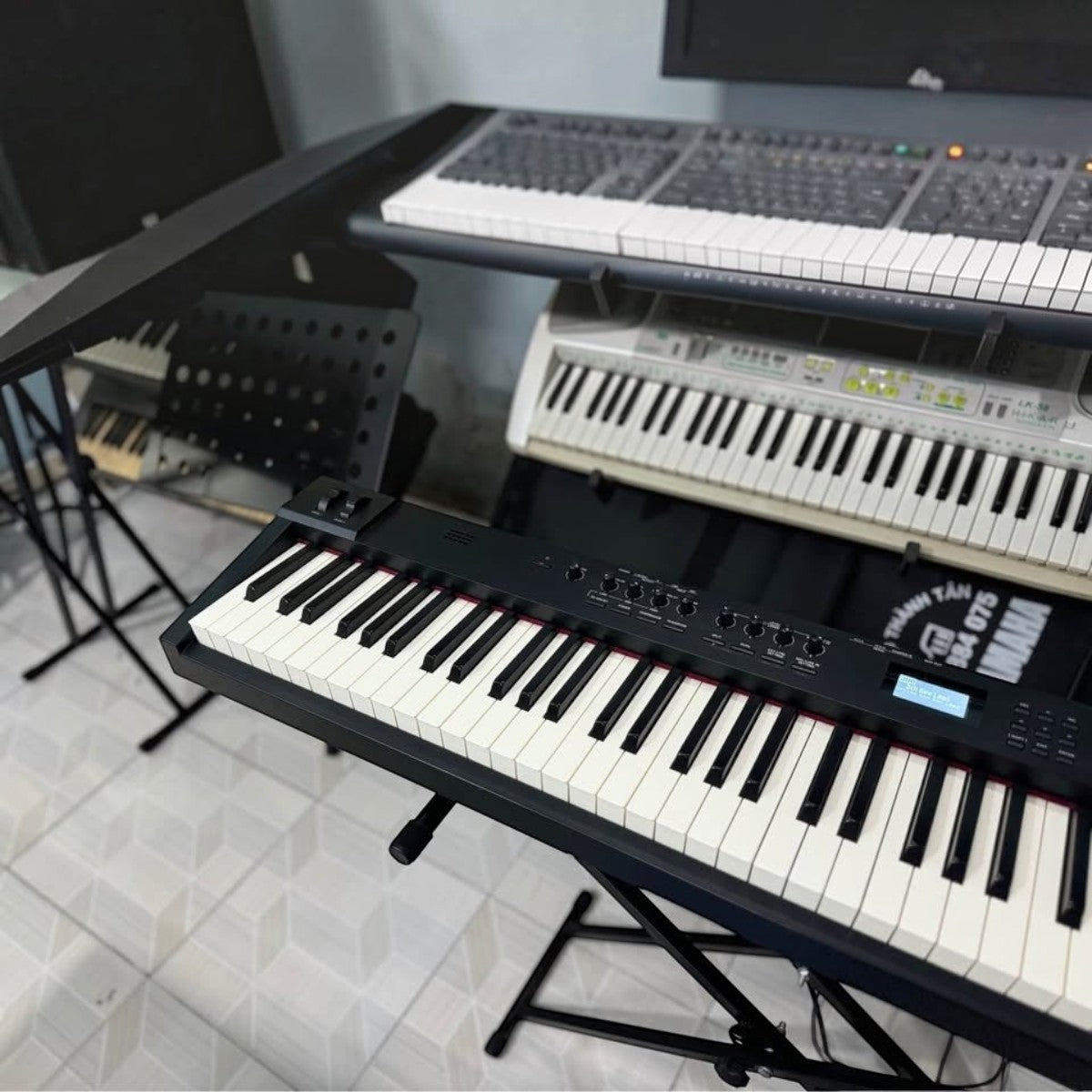 Đàn piano điện Roland RD88 màu đen tại showroom TÂN NHẠC CỤ, thiết kế 88 phím búa PHA-4 chuyên nghiệp cho biểu diễn.
