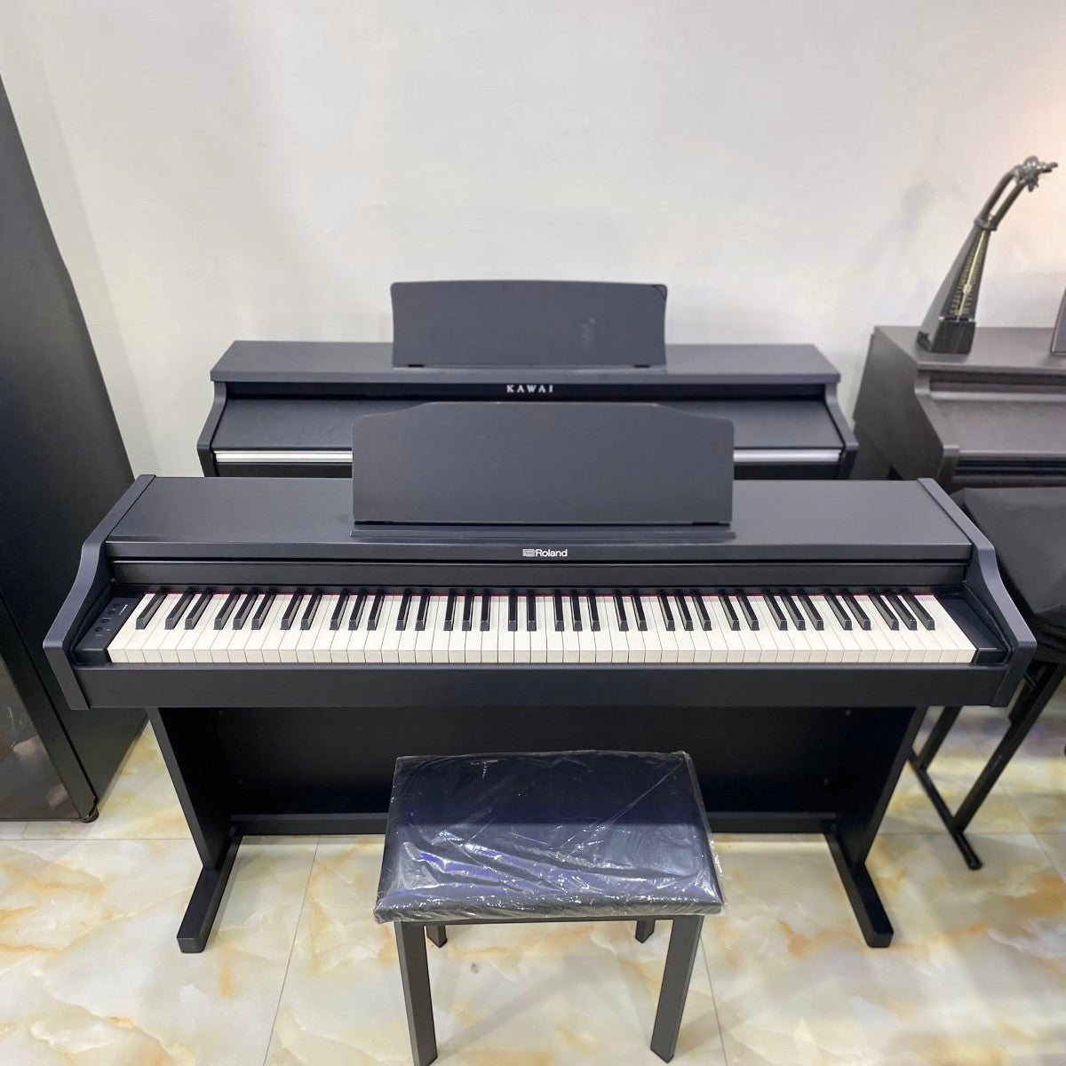 Đàn piano điện Roland RP102 màu đen tại showroom Tân Nhạc Cụ với thiết kế dáng tủ gọn gàng và bàn phím búa PHA-4