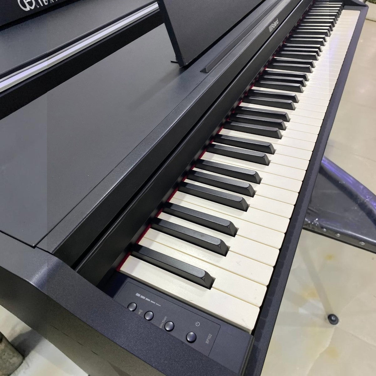 Đàn piano điện Roland RP102 màu đen tại Tân Nhạc Cụ với bàn phím búa PHA-4 Standard và thiết kế dáng tủ hiện đại