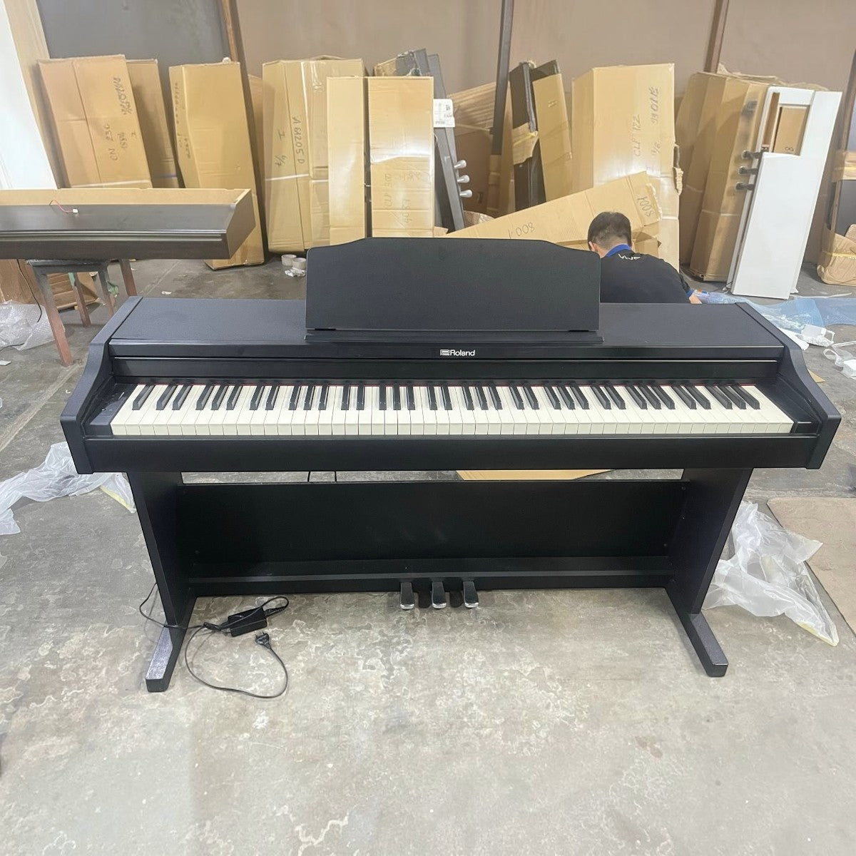 Đàn piano điện Roland RP102 màu đen tại Tân Nhạc Cụ, thiết kế dáng tủ gọn gàng với bàn phím búa PHA-4 tiêu chuẩn