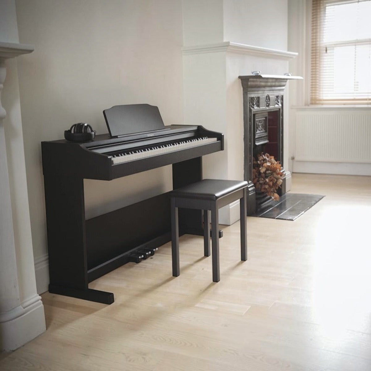Đàn piano điện Roland RP102 màu đen dáng tủ sang trọng tại Tân Nhạc Cụ, kèm ghế ngồi trong không gian phòng khách