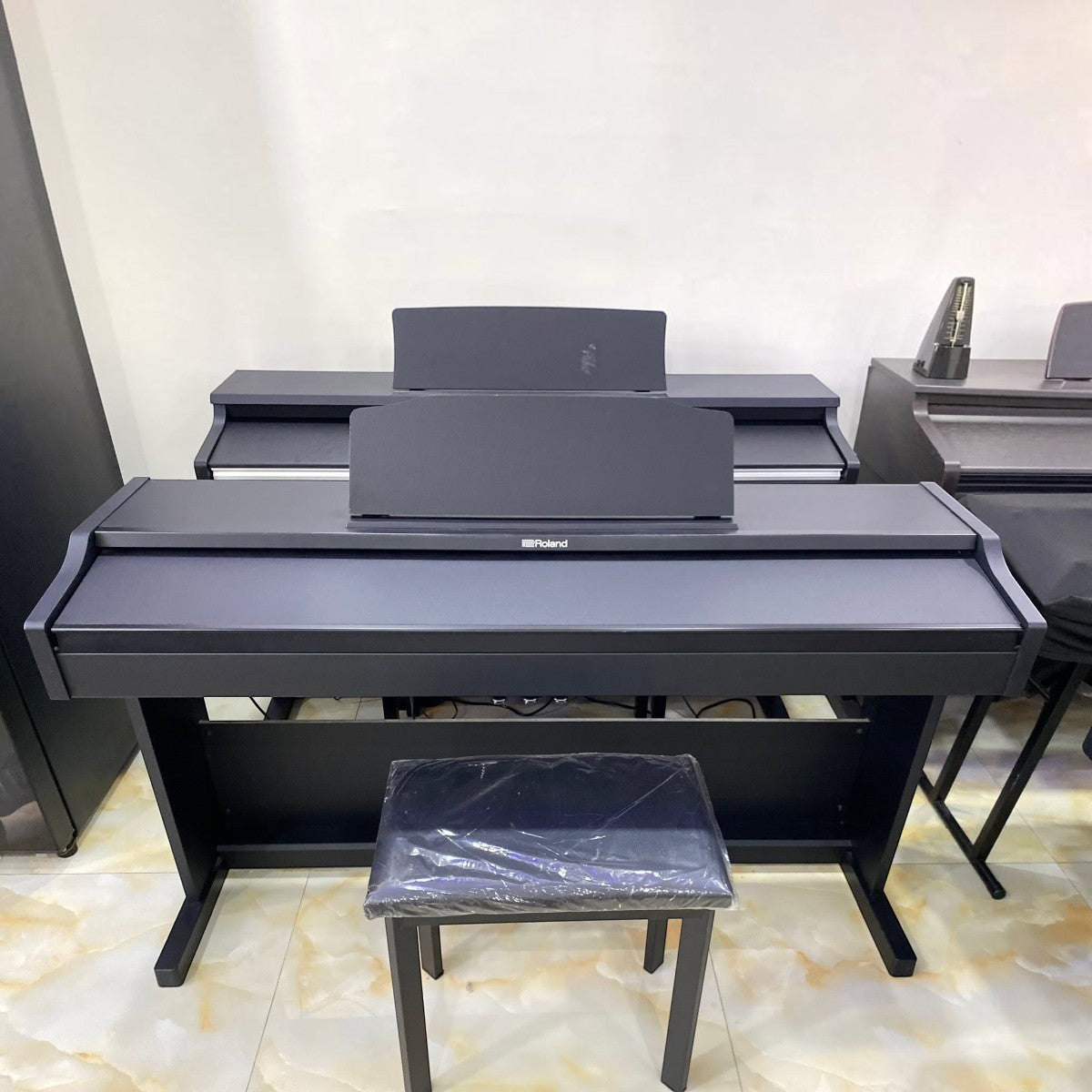 Đàn piano điện Roland RP102 màu đen tại Tân Nhạc Cụ với thiết kế dáng tủ gọn gàng và bàn phím búa PHA-4