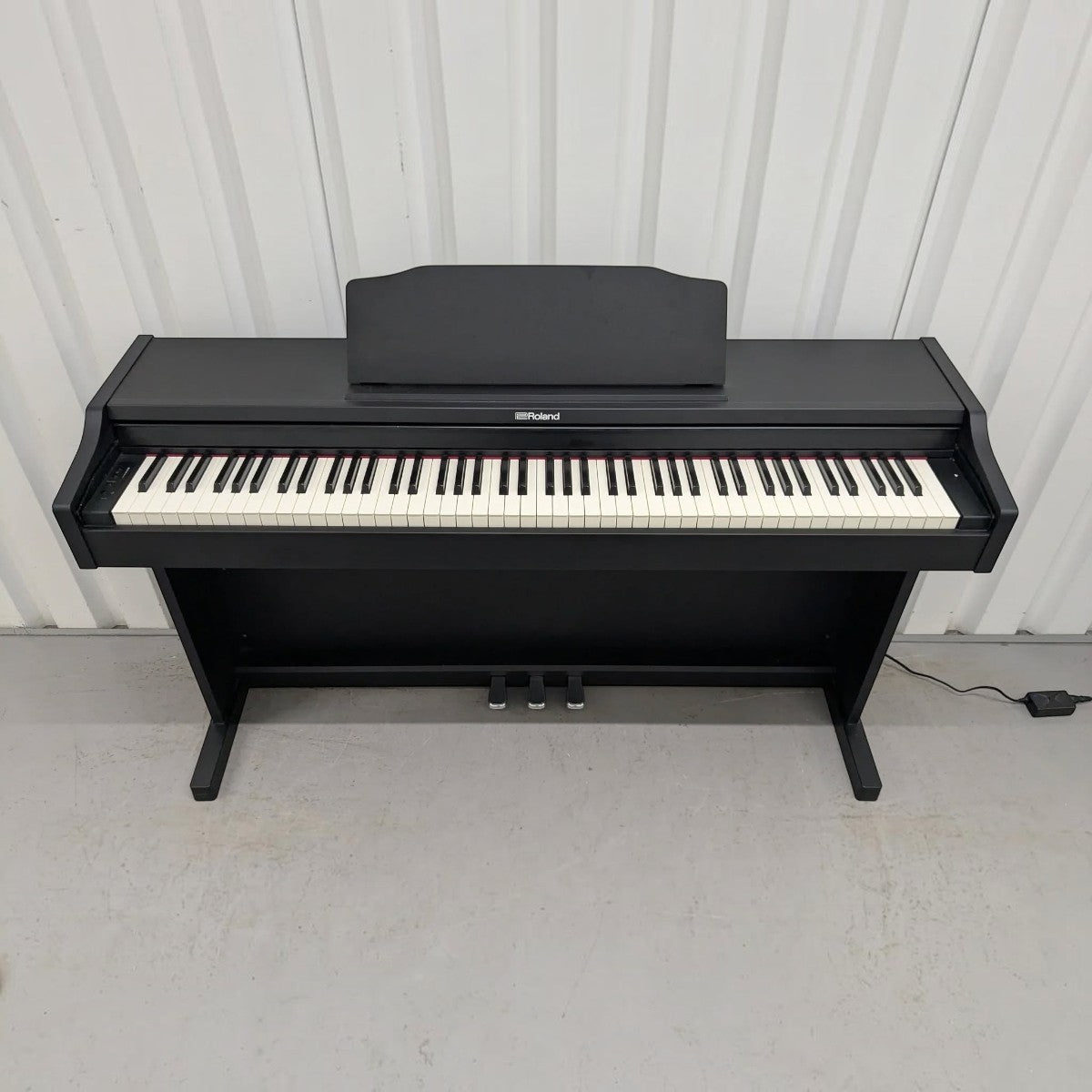 Đàn piano điện Roland RP102 màu đen tại Tân Nhạc Cụ với thiết kế dáng tủ gọn gàng và bàn phím búa PHA-4