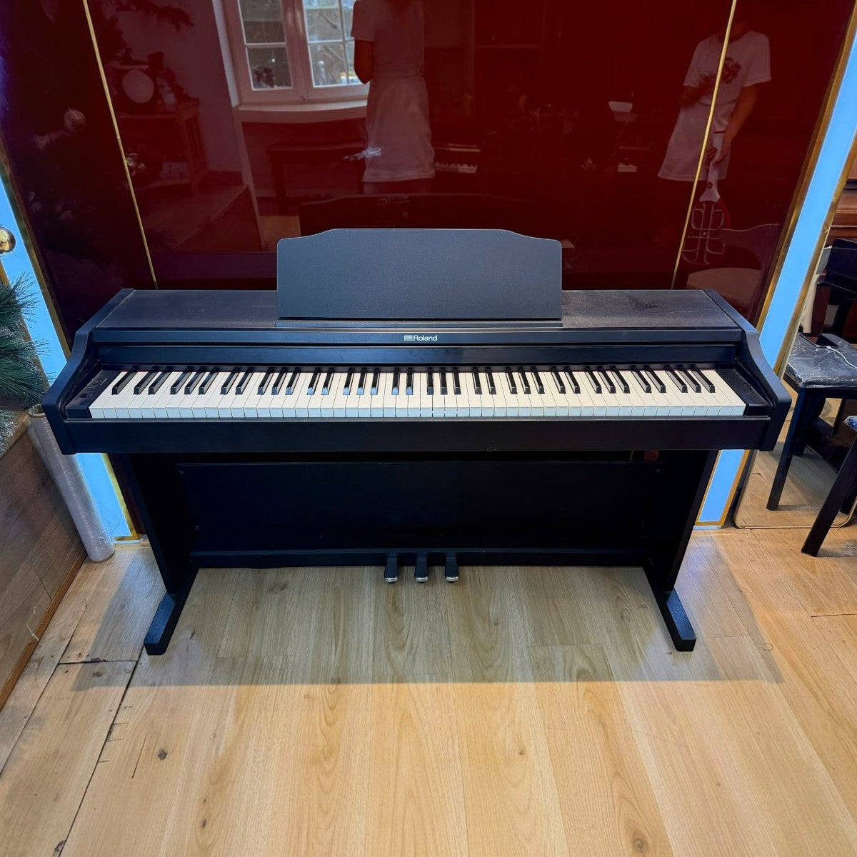 Đàn piano điện Roland RP102 màu đen tại Tân Nhạc Cụ với bàn phím búa PHA-4 và thiết kế dáng tủ gọn gàng