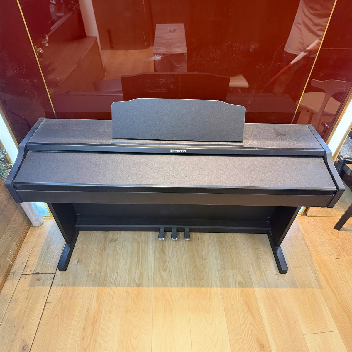 Đàn piano điện Roland RP102 dáng tủ màu đen sang trọng tại TÂN NHẠC CỤ với bàn phím búa PHA-4 và thiết kế tối giản