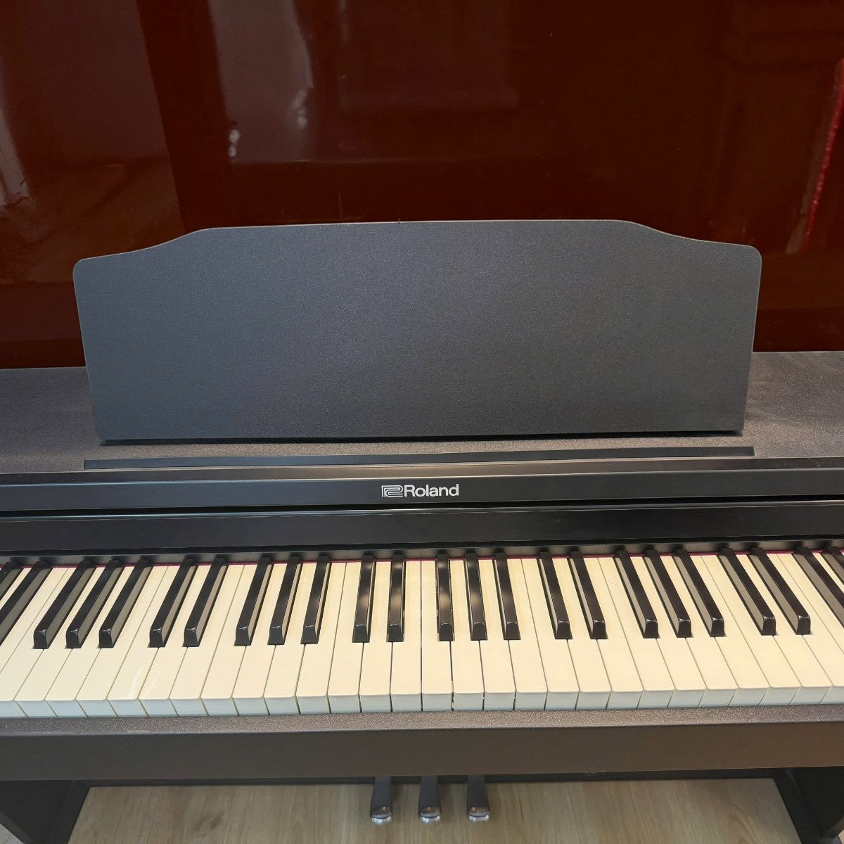 Đàn piano điện Roland RP102 màu đen tại TÂN NHẠC CỤ với bàn phím búa PHA-4 và giá để nhạc