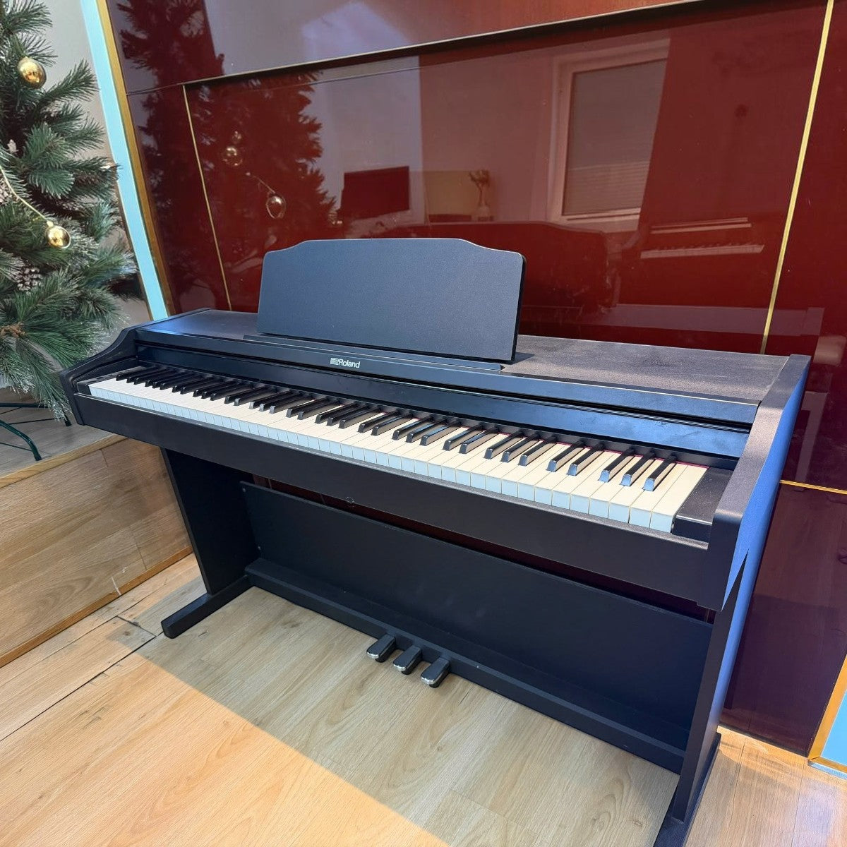 Đàn piano điện Roland RP102 màu đen với bàn phím búa PHA-4 tại showroom TÂN NHẠC CỤ