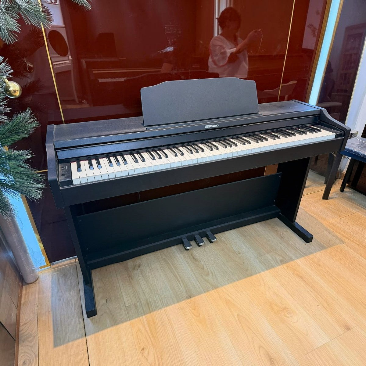 Đàn piano điện Roland RP102 màu đen tại showroom Tân Nhạc Cụ với thiết kế dáng tủ gọn gàng và bàn phím búa PHA-4
