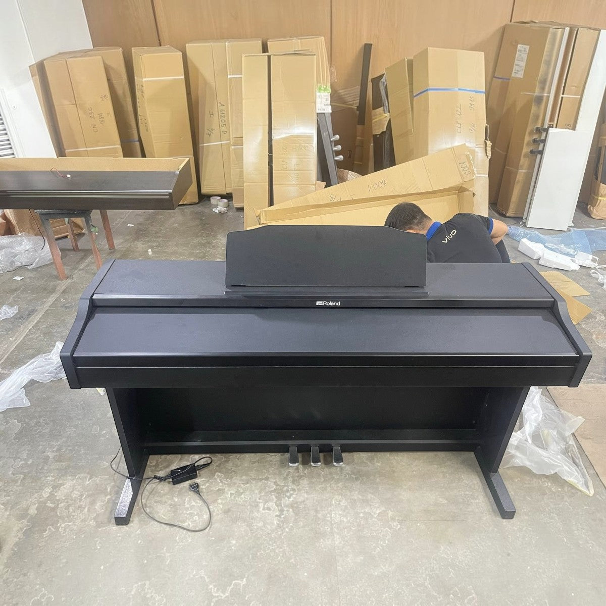 Đàn piano điện Roland RP102 màu đen dáng tủ tại showroom Tân Nhạc Cụ, thiết kế tối giản với bàn phím búa PHA-4