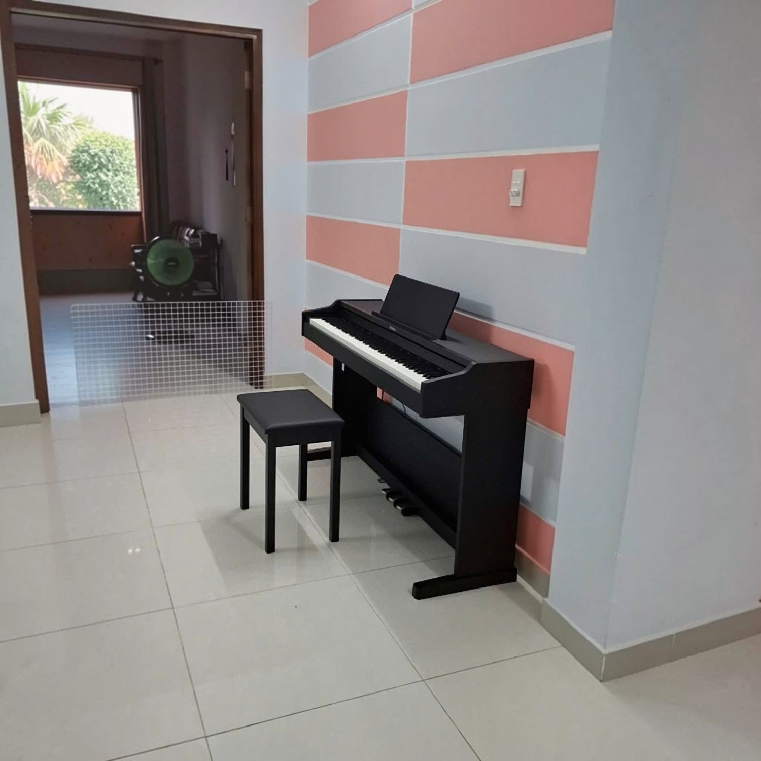 Đàn piano điện Roland RP107 màu đen dáng tủ đứng sang trọng tại không gian phòng khách của TÂN NHẠC CỤ
