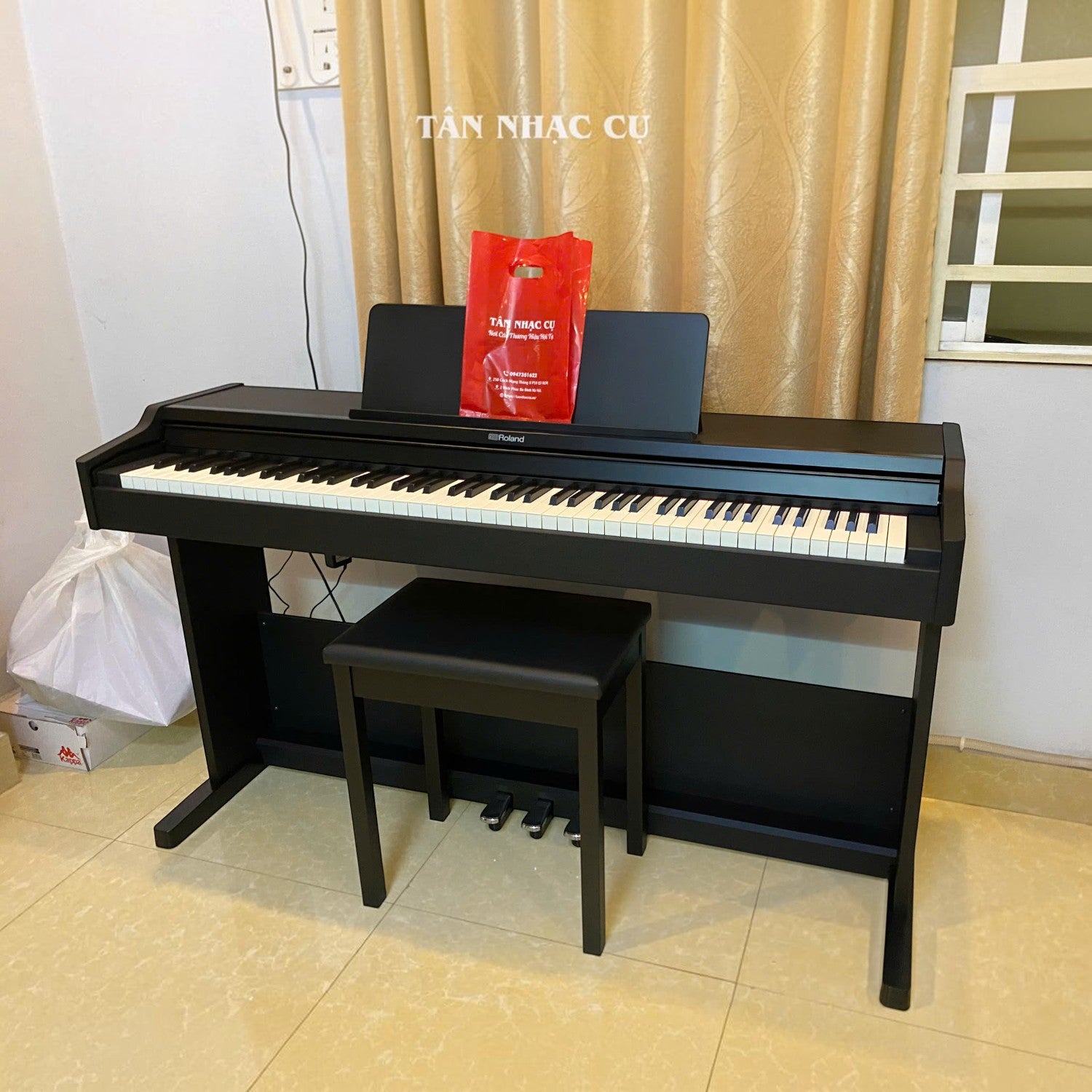 Đàn piano điện Roland RP107 màu đen dáng tủ đứng tại Tân Nhạc Cụ, thiết kế sang trọng cho gia đình