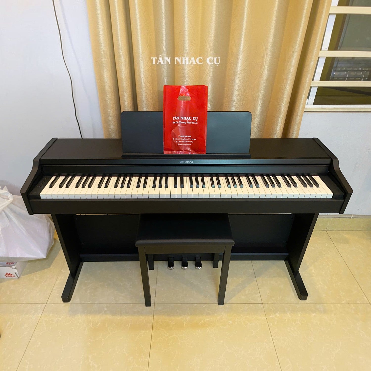 Đàn piano điện Roland RP107 màu đen sang trọng tại cửa hàng TÂN NHẠC CỤ, thiết kế dáng tủ đứng gọn gàng.