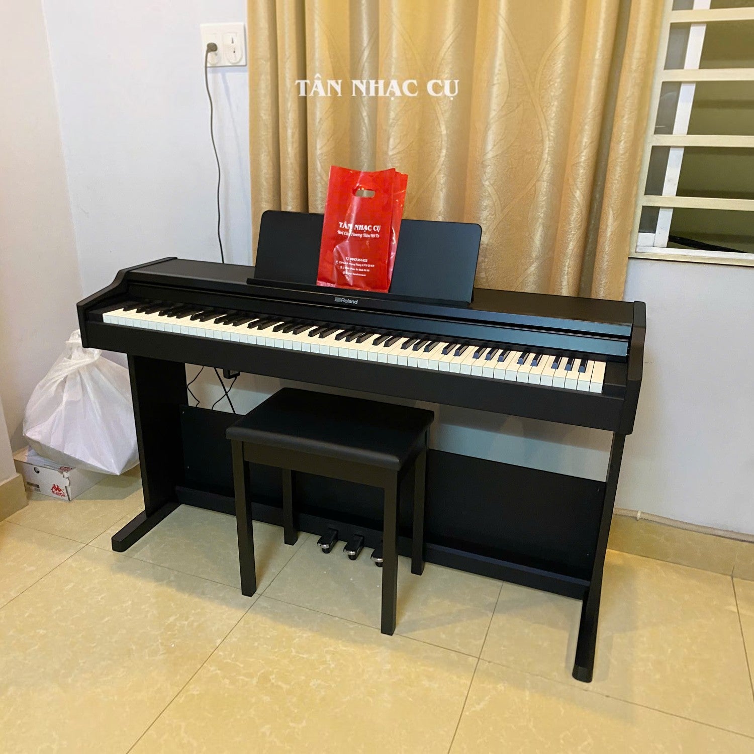 Đàn piano điện Roland RP107 màu đen tại showroom TÂN NHẠC CỤ, thiết kế tủ đứng hiện đại với bàn phím PHA-4 Standard.