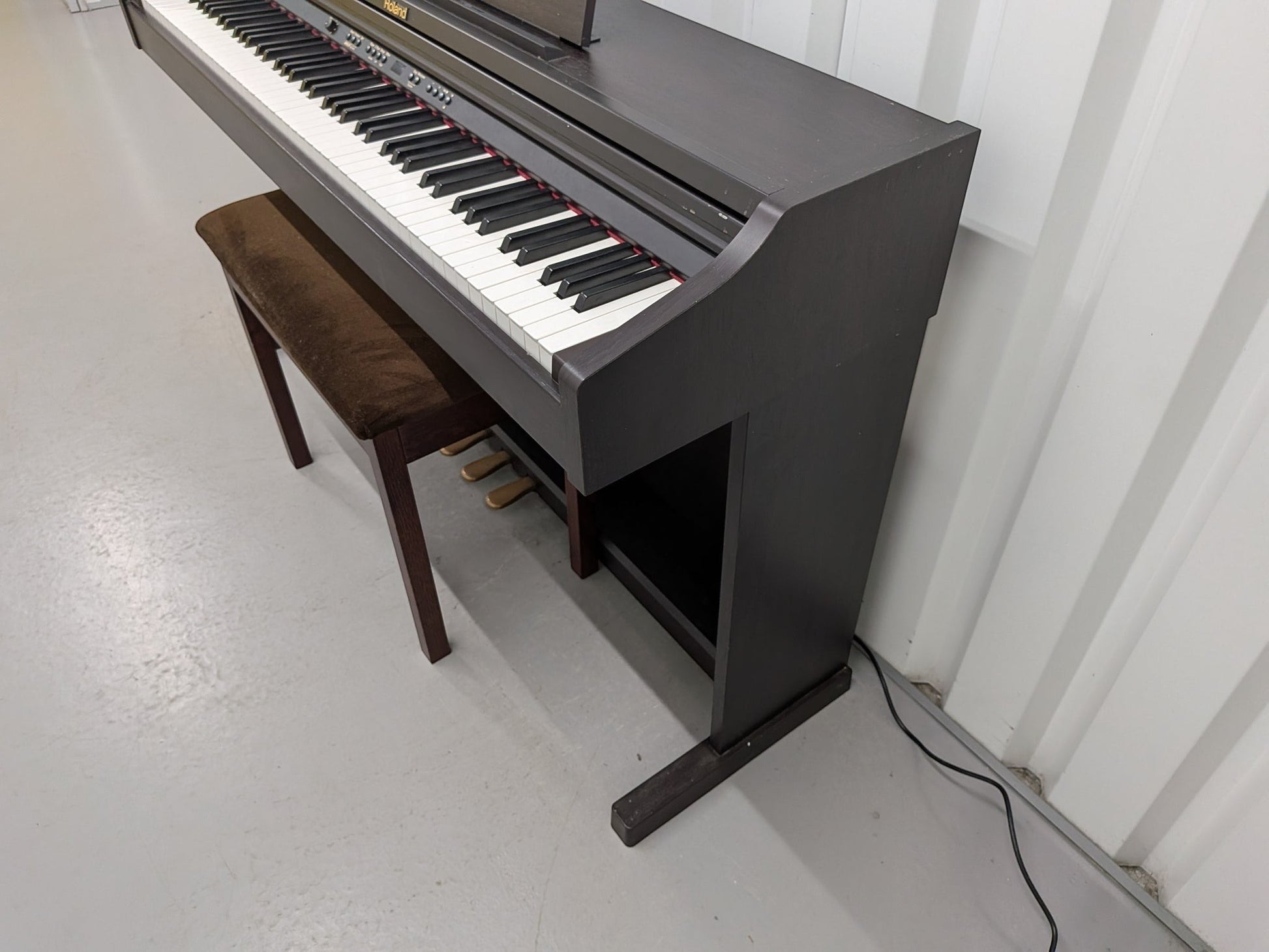 Đàn piano điện Roland RP201 màu nâu gỗ tối dáng tủ tại Tân Nhạc Cụ, kèm ghế ngồi bọc nỉ êm ái