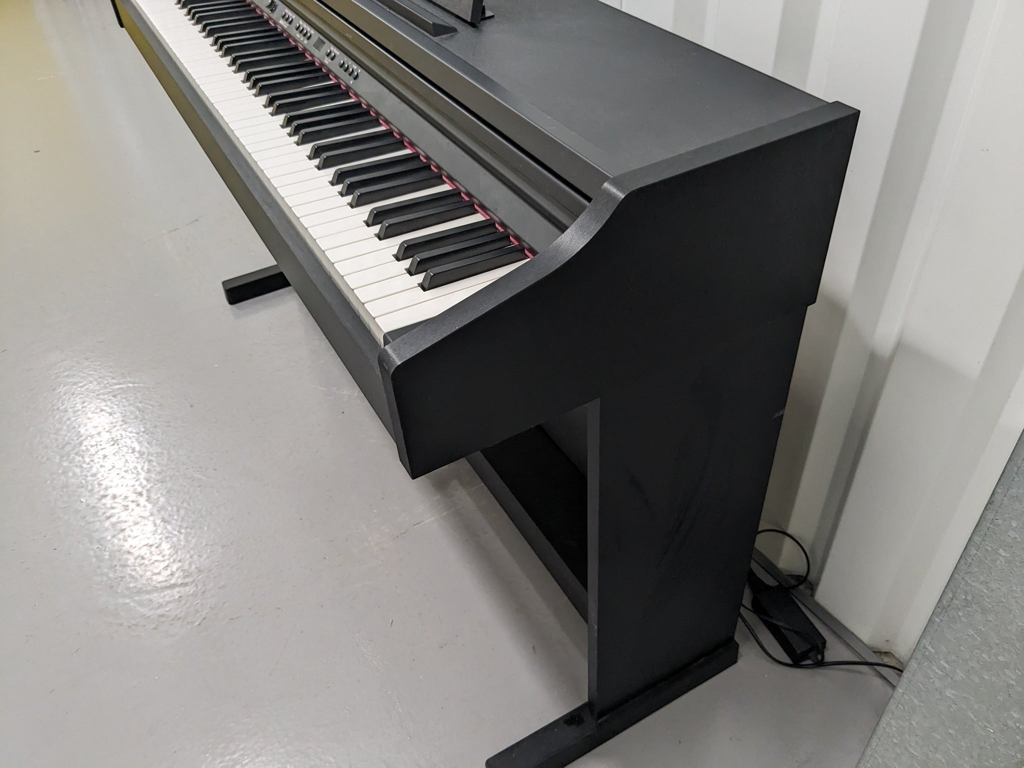 Đàn piano điện Roland RP201 màu đen dáng tủ tại TÂN NHẠC CỤ với bàn phím 88 phím búa đàn PHA Alpha II