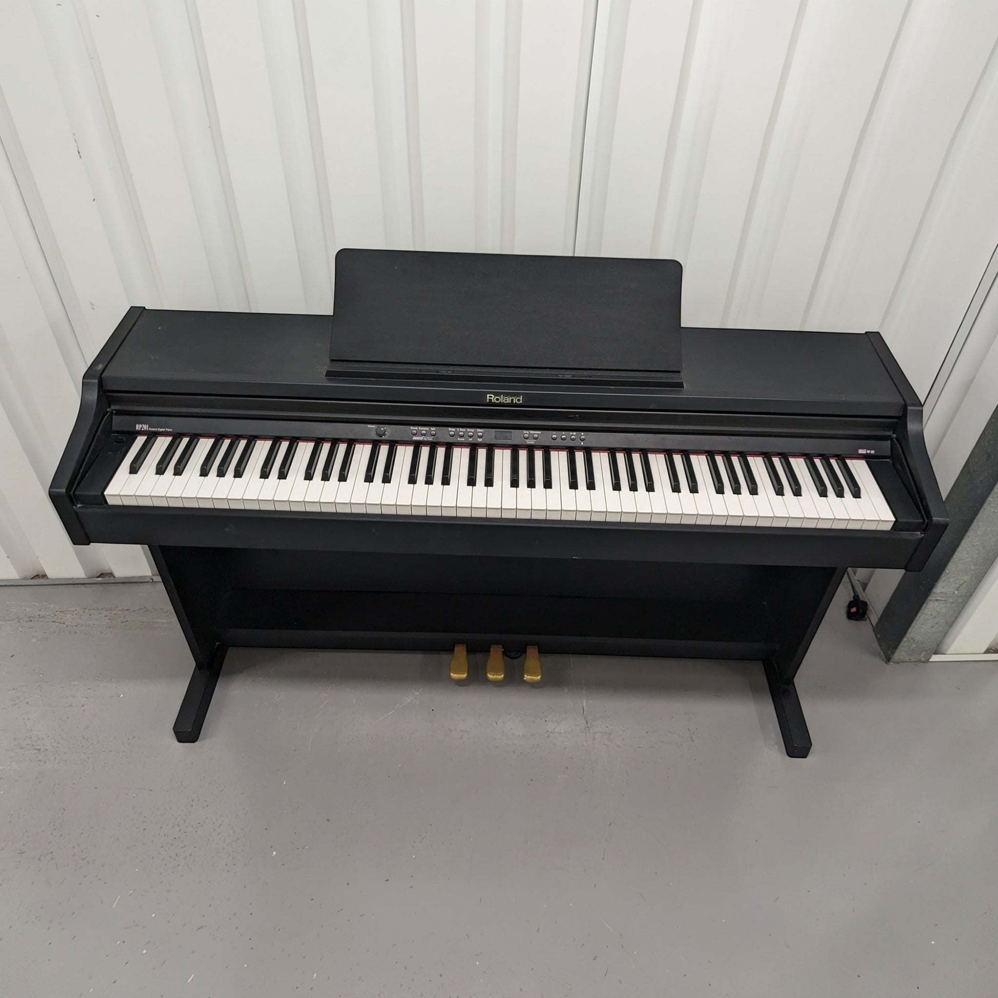 Đàn piano điện Roland RP201 màu đen dáng tủ tại TÂN NHẠC CỤ với 88 phím búa đàn và 3 pedal