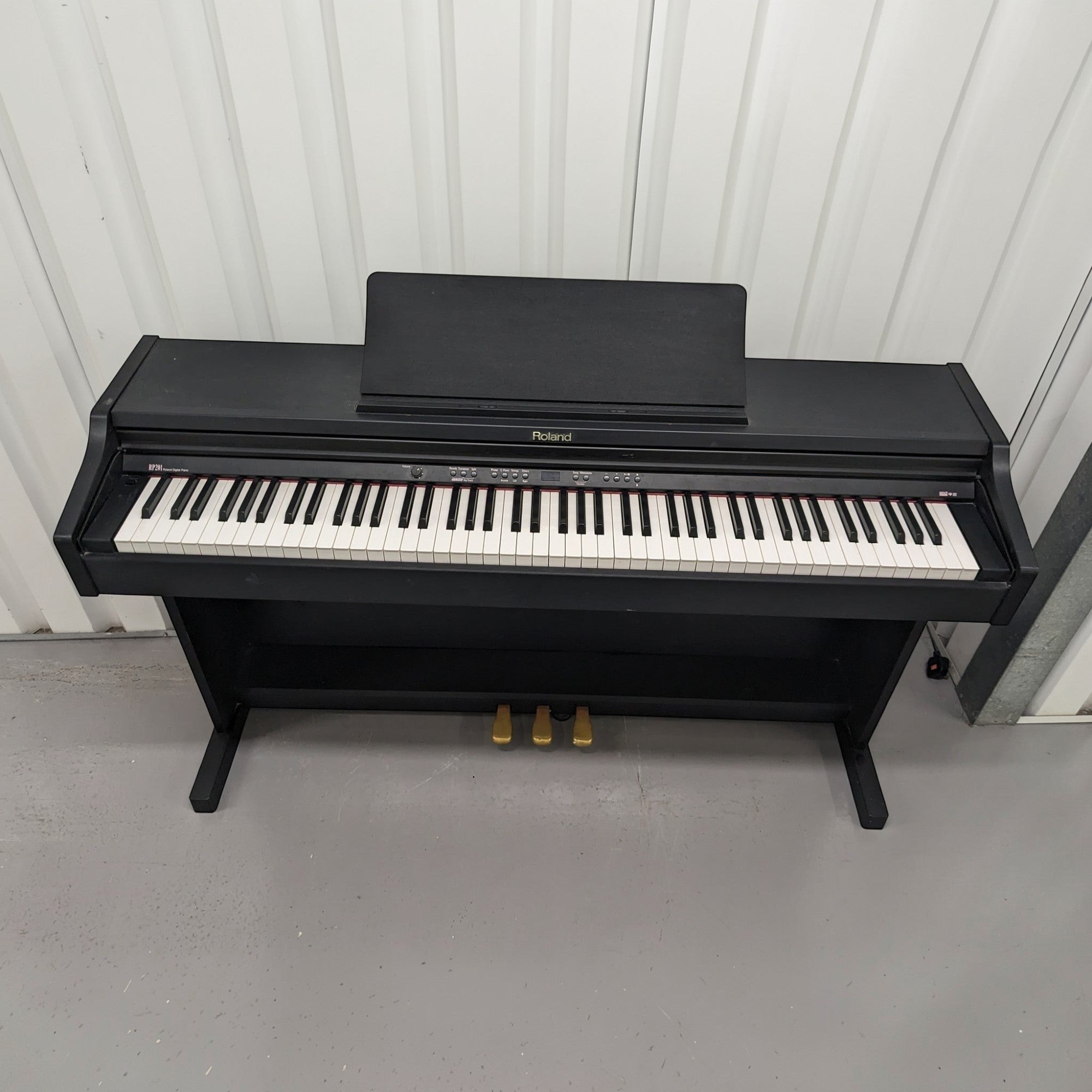 Đàn piano điện Roland RP201 màu đen dáng tủ tại TÂN NHẠC CỤ với 88 phím búa đàn và 3 pedal