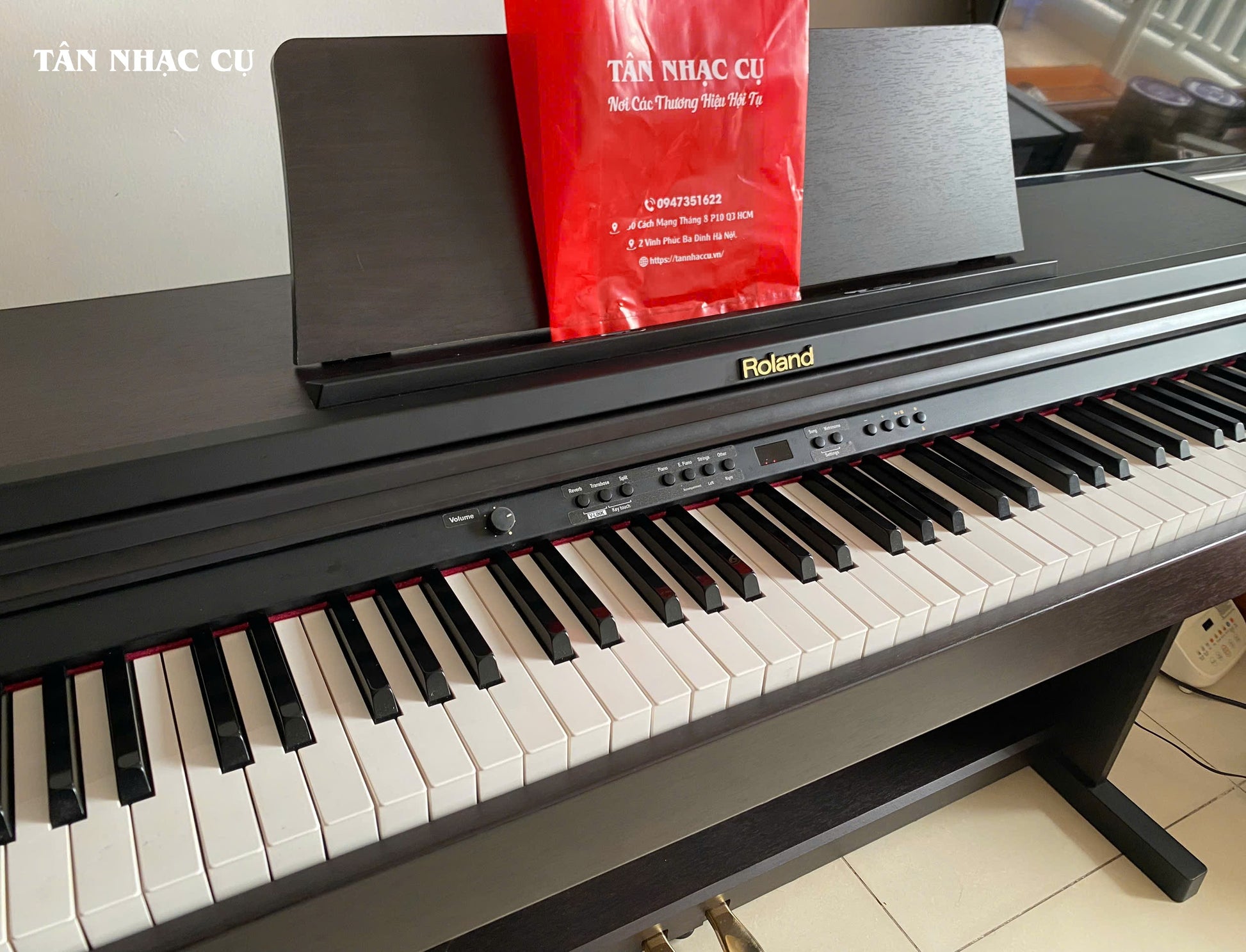Đàn piano điện Roland RP201 màu gỗ tối tại TÂN NHẠC CỤ, thiết kế dáng tủ chắc chắn với bàn phím búa đàn PHA Alpha II