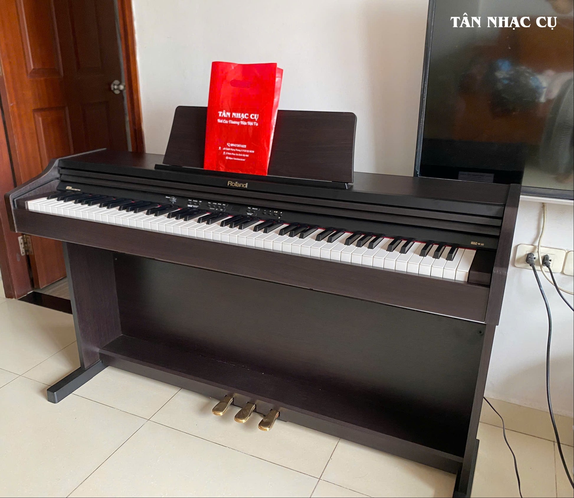 Đàn piano điện Roland RP201 màu nâu gỗ sang trọng với thiết kế dáng tủ chắc chắn tại TÂN NHẠC CỤ
