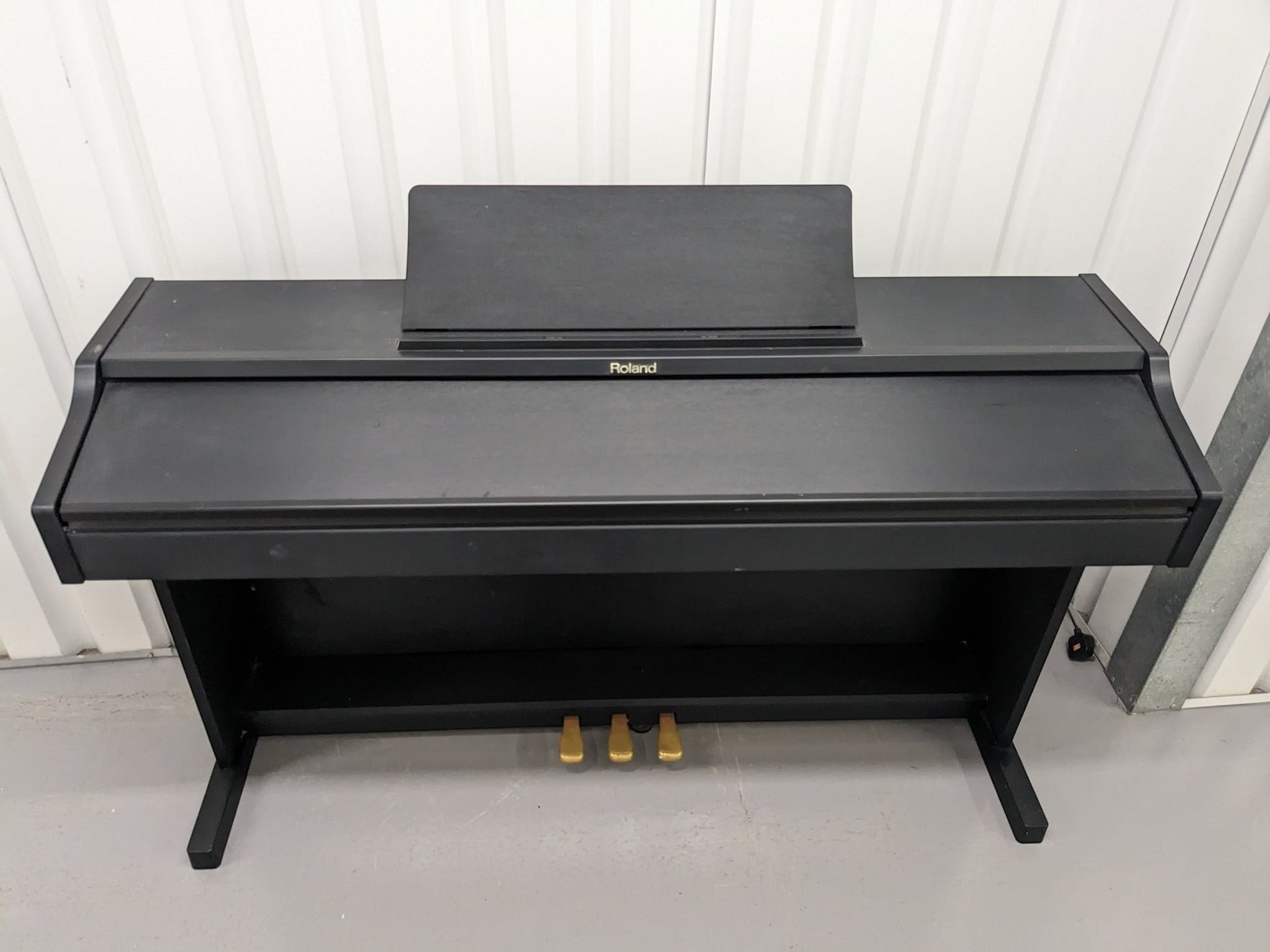 Đàn piano điện Roland RP201 màu đen dáng tủ tại TÂN NHẠC CỤ với 88 phím búa đàn và 3 pedal