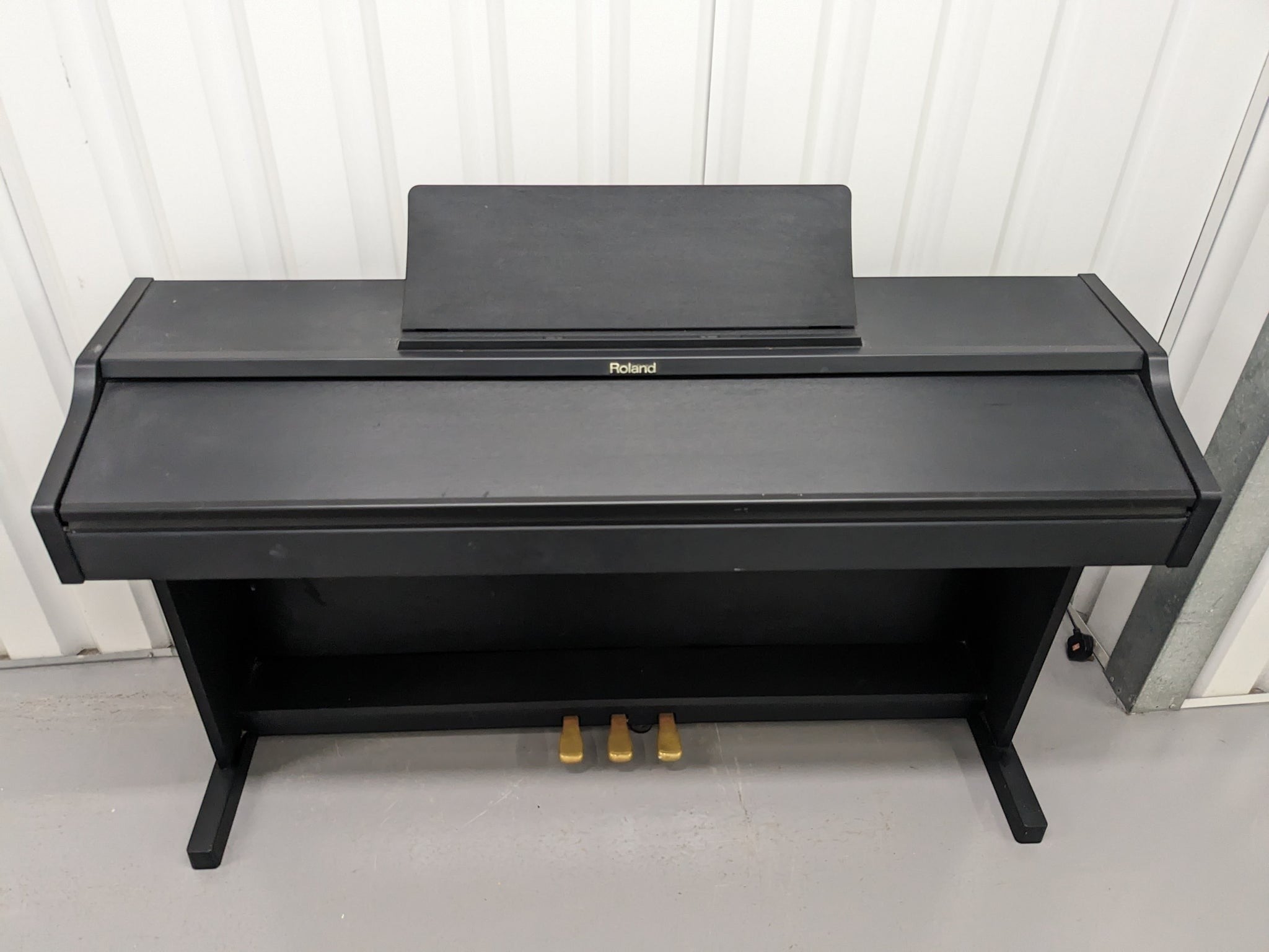 Đàn piano điện Roland RP201 màu đen dáng tủ tại TÂN NHẠC CỤ với 88 phím búa đàn và 3 pedal