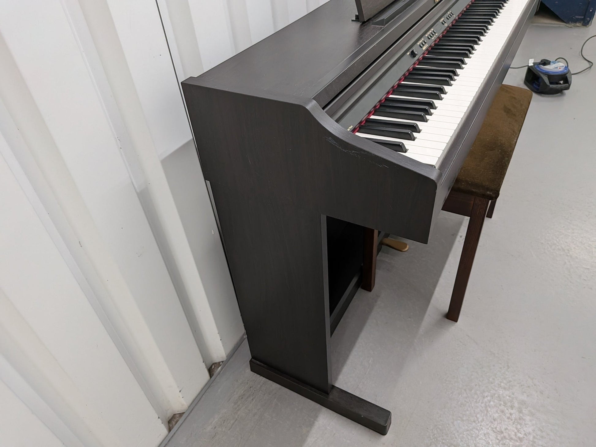 Đàn piano điện Roland RP201 màu gỗ tối tại TÂN NHẠC CỤ, thiết kế dáng tủ chắc chắn với bàn phím 88 phím búa đàn