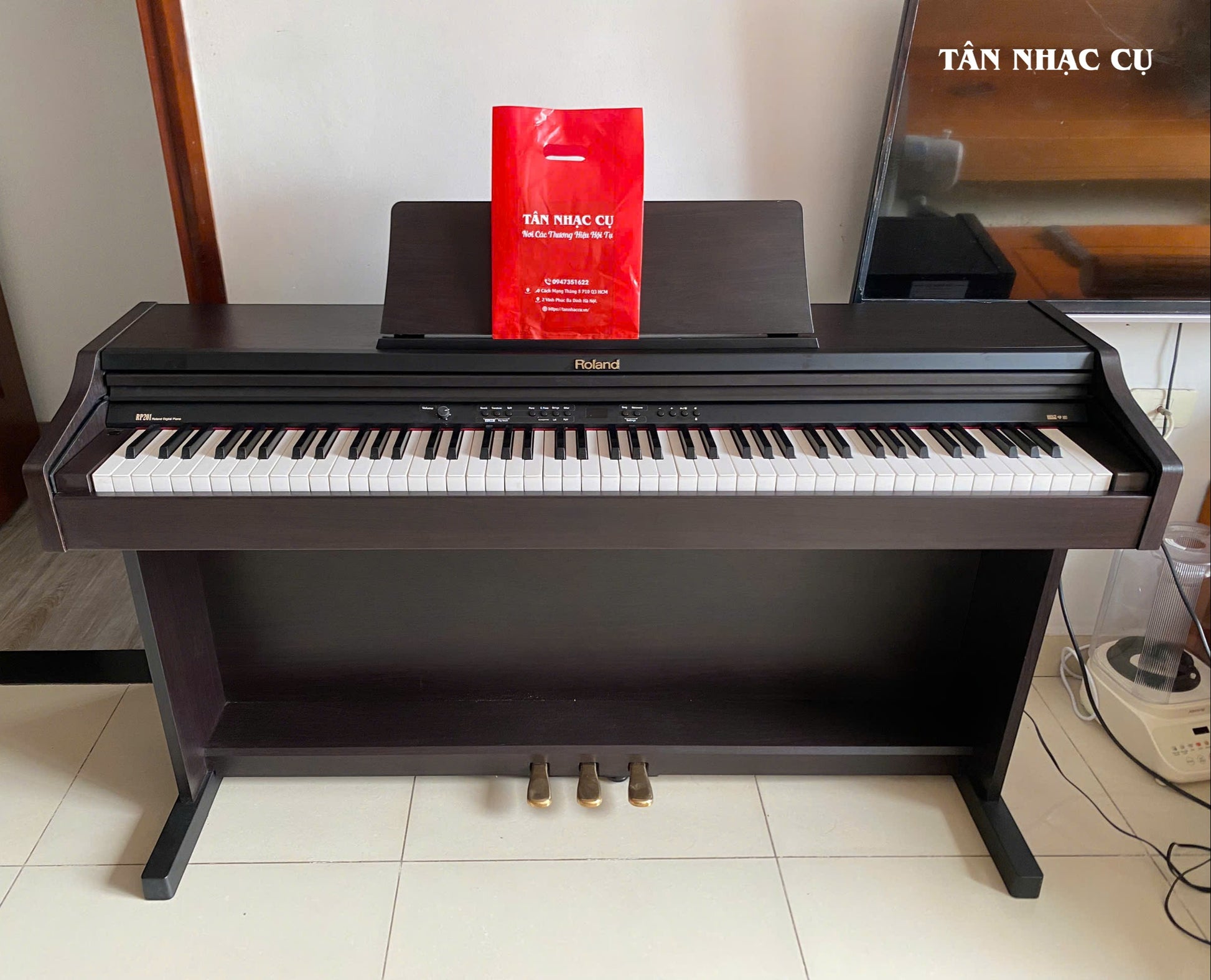 Đàn piano điện Roland RP201 màu nâu gỗ tại TÂN NHẠC CỤ, thiết kế dáng tủ chắc chắn với 88 phím búa đàn