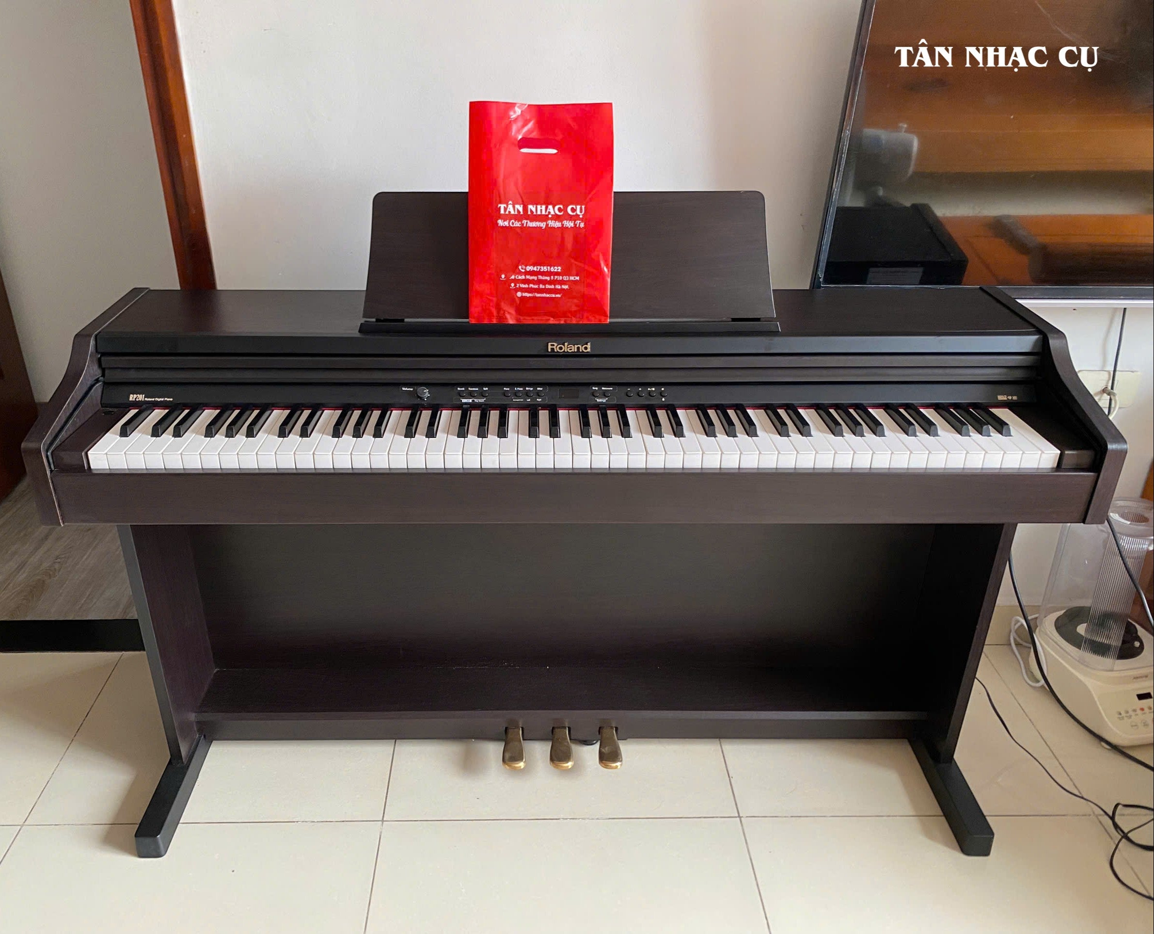 Đàn piano điện Roland RP201 màu nâu gỗ tại TÂN NHẠC CỤ, thiết kế dáng tủ chắc chắn với 88 phím búa đàn