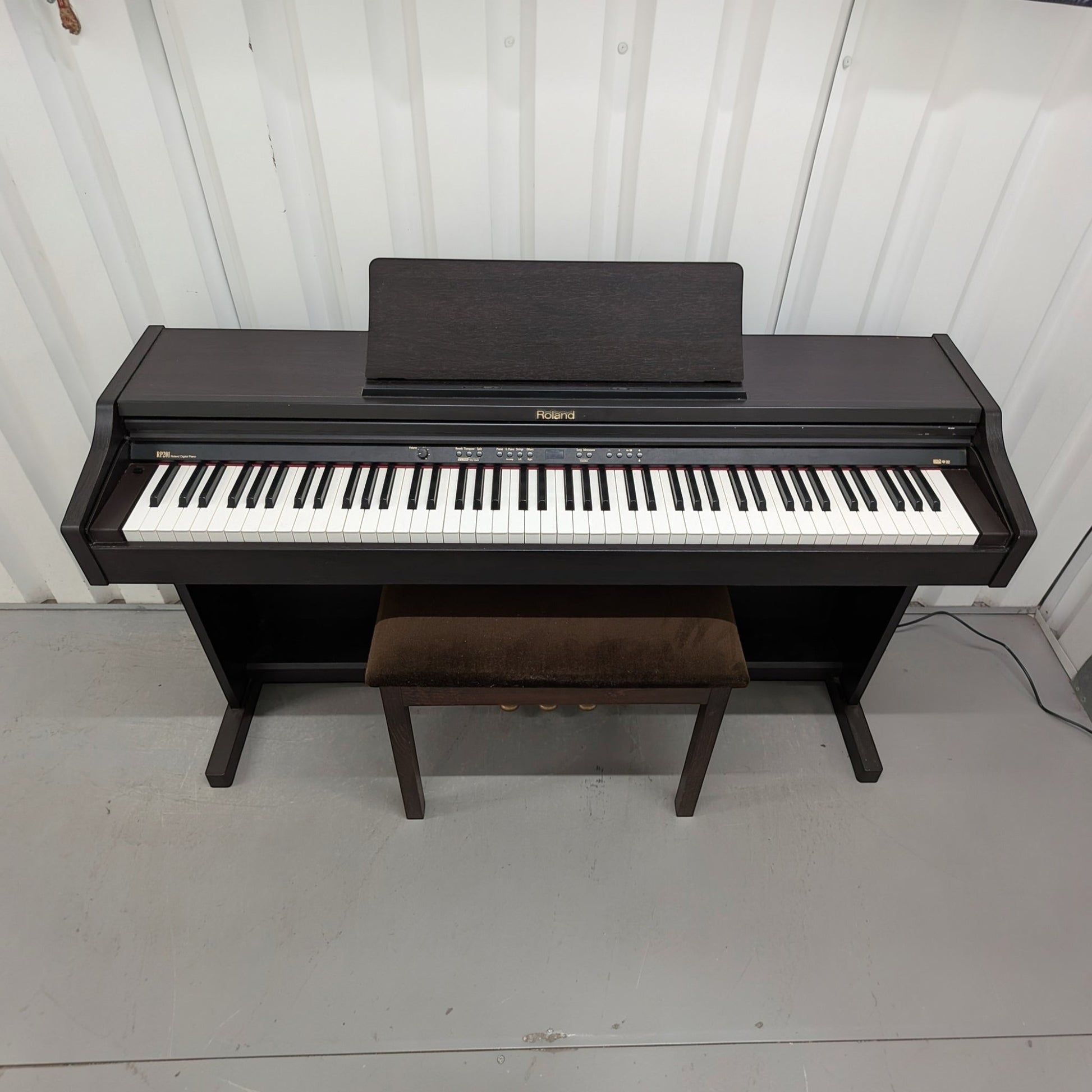 Đàn piano điện Roland RP201 màu nâu gỗ sang trọng, thiết kế dáng tủ chắc chắn tại TÂN NHẠC CỤ