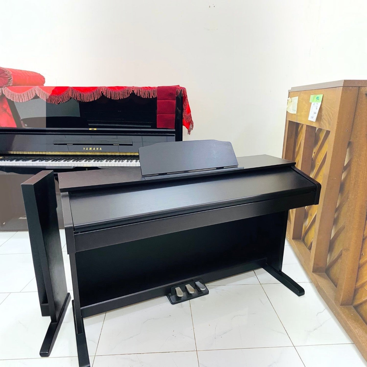 Đàn piano điện Roland RP30 màu đen dáng tủ đứng tại showroom TÂN NHẠC CỤ