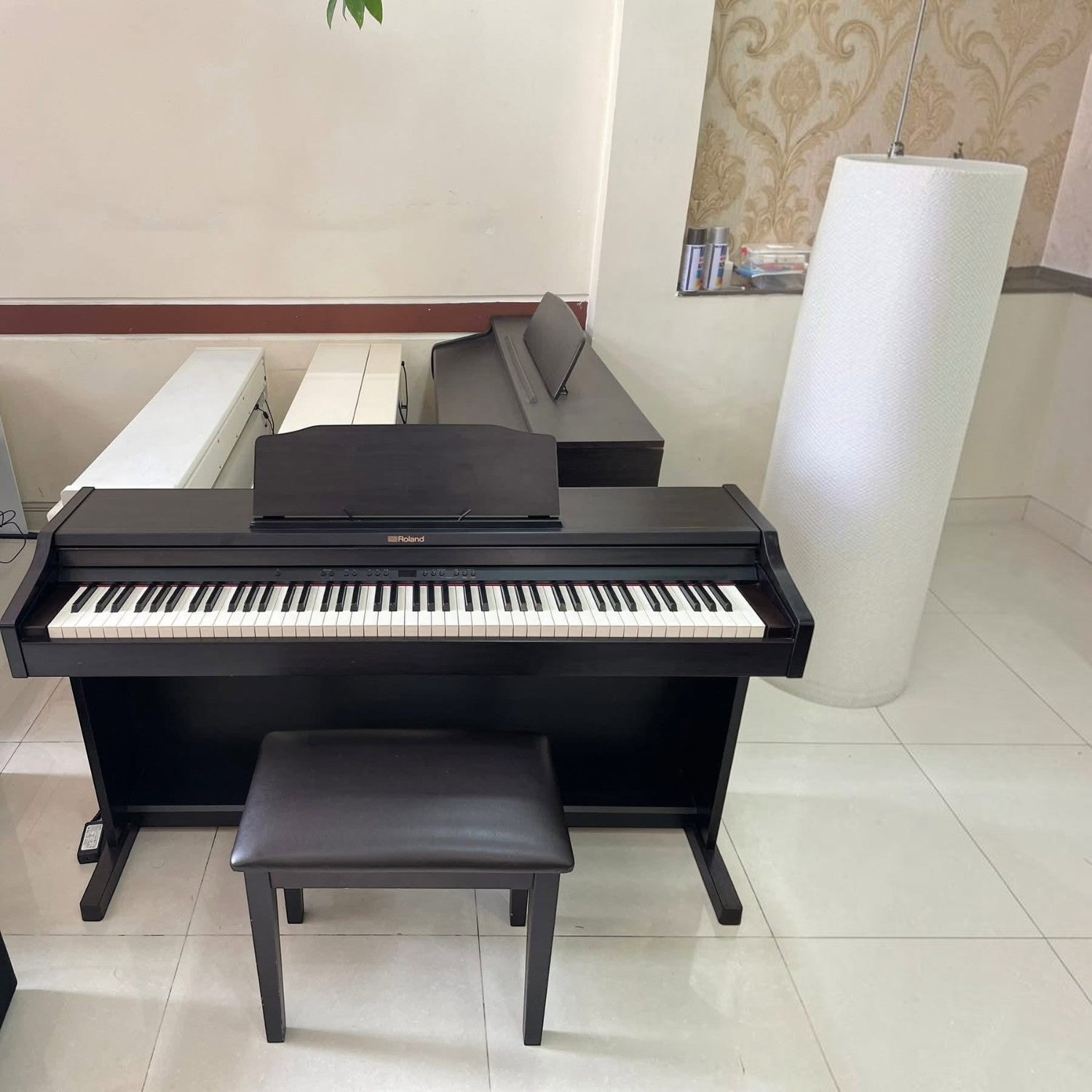 Đàn piano điện Roland RP302 màu gỗ hồng sắc sang trọng với thiết kế dáng tủ gọn gàng tại showroom TÂN NHẠC CỤ