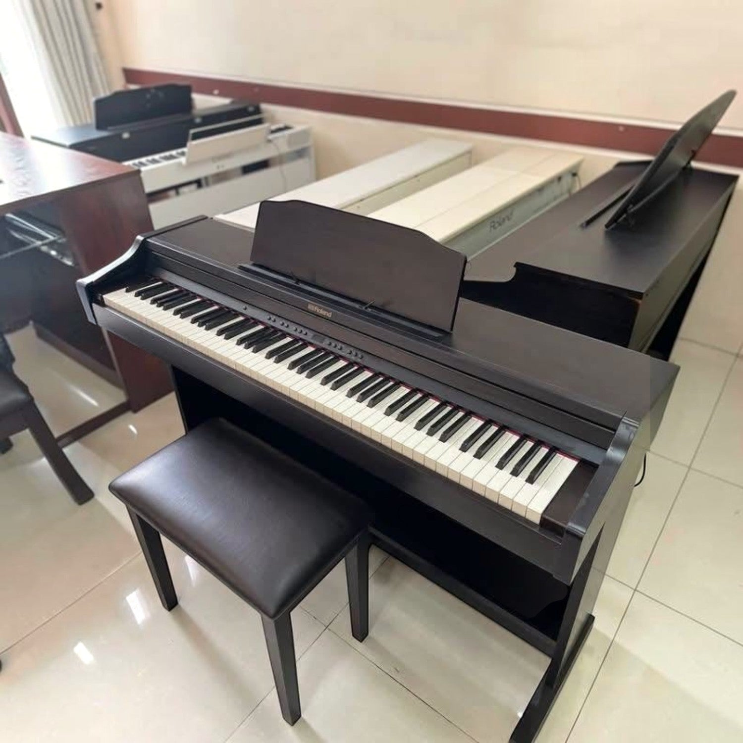 Đàn piano điện TÂN NHẠC CỤ Roland RP302 màu gỗ hồng sắc sang trọng với thiết kế dáng tủ gọn gàng và ghế đàn đi kèm
