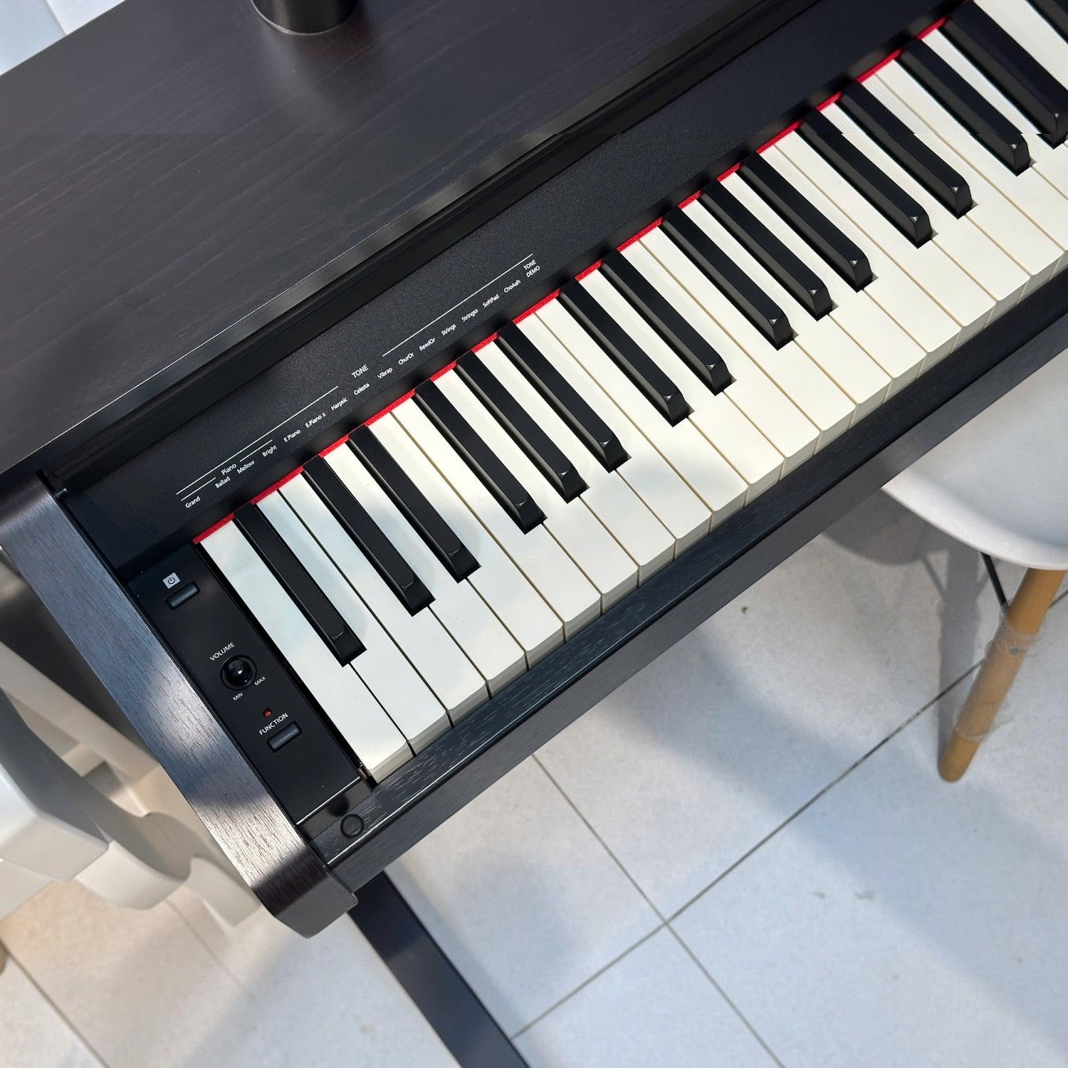 Đàn piano điện Roland RP30 màu gỗ hồng sẫm với bàn phím 88 phím tại showroom TÂN NHẠC CỤ