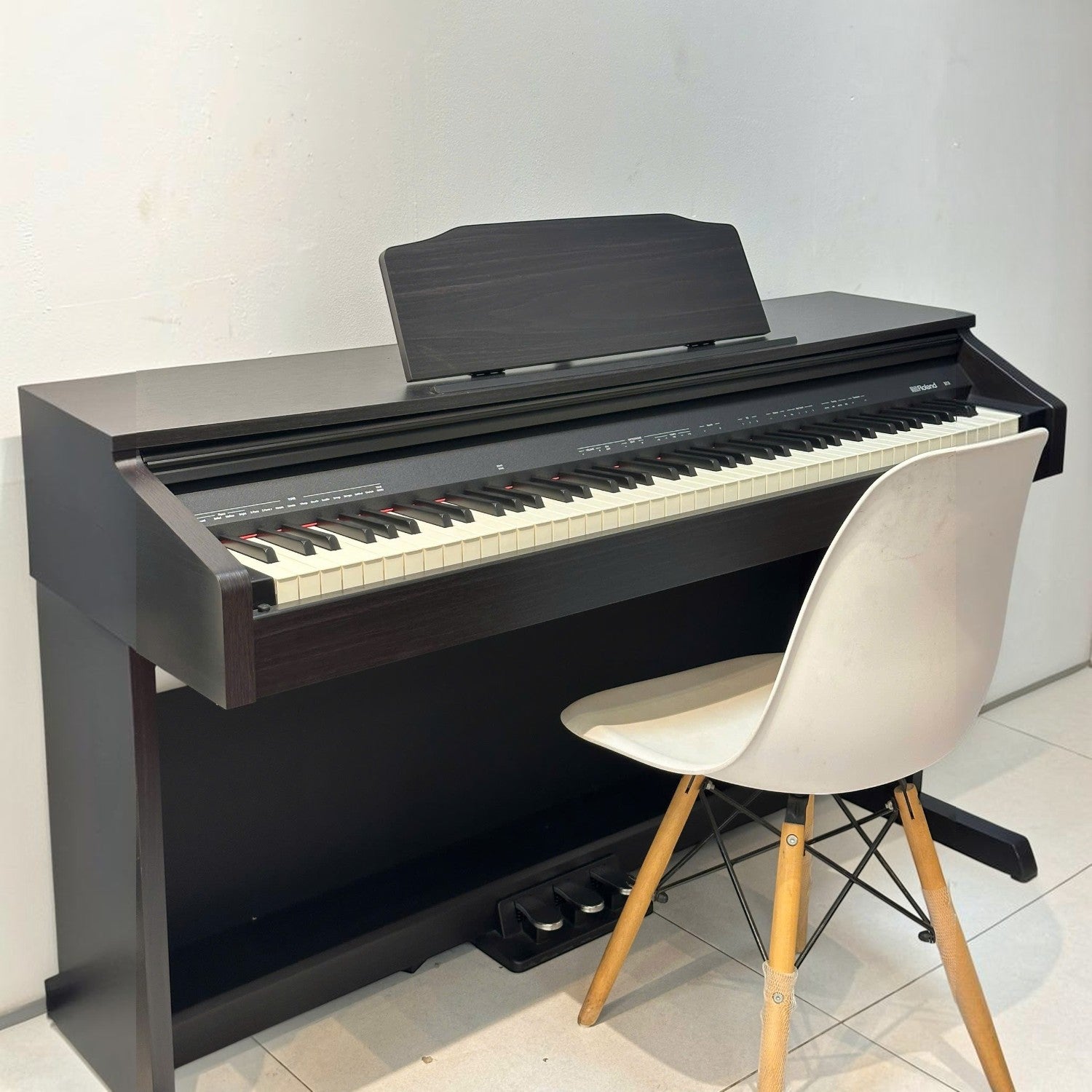Đàn piano điện Roland RP30 màu gỗ hồng sẫm với thiết kế dáng tủ đứng tại showroom TÂN NHẠC CỤ