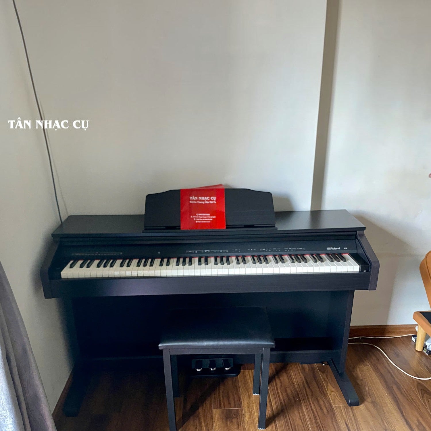 Đàn piano điện Roland RP30 dáng tủ màu gỗ hồng sẫm tại showroom TÂN NHẠC CỤ với bàn phím 88 phím và ghế ngồi