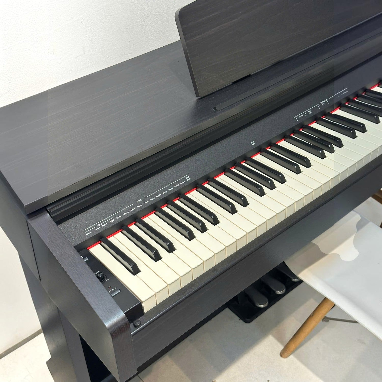 Đàn piano điện Roland RP30 màu gỗ hồng sẫm tại TÂN NHẠC CỤ, thiết kế dáng tủ đứng với 88 phím búa chân thực.