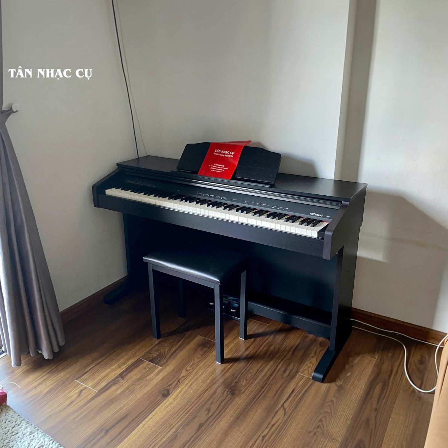 Đàn piano điện Roland RP30 màu đen dáng tủ đứng sang trọng tại showroom TÂN NHẠC CỤ