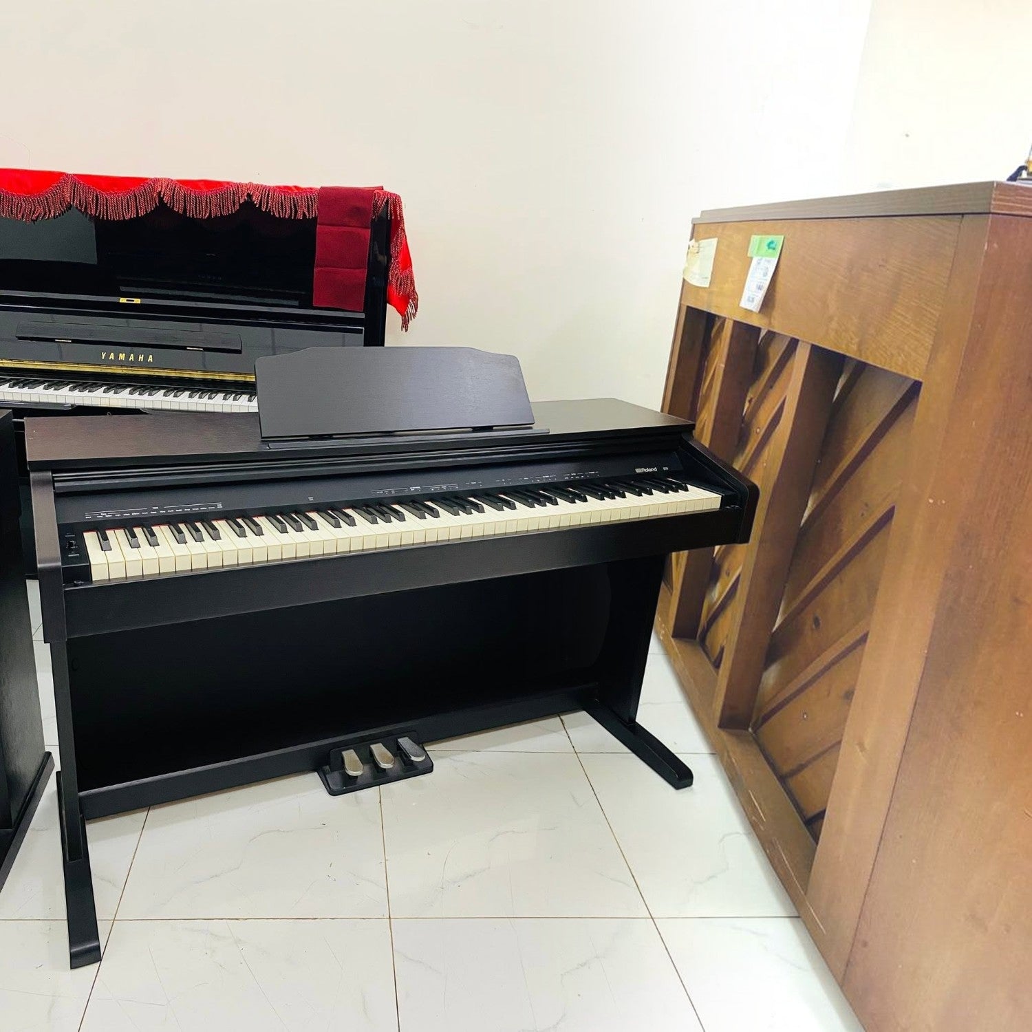 Đàn piano điện Roland RP30 màu đen dáng tủ đứng tại showroom TÂN NHẠC CỤ