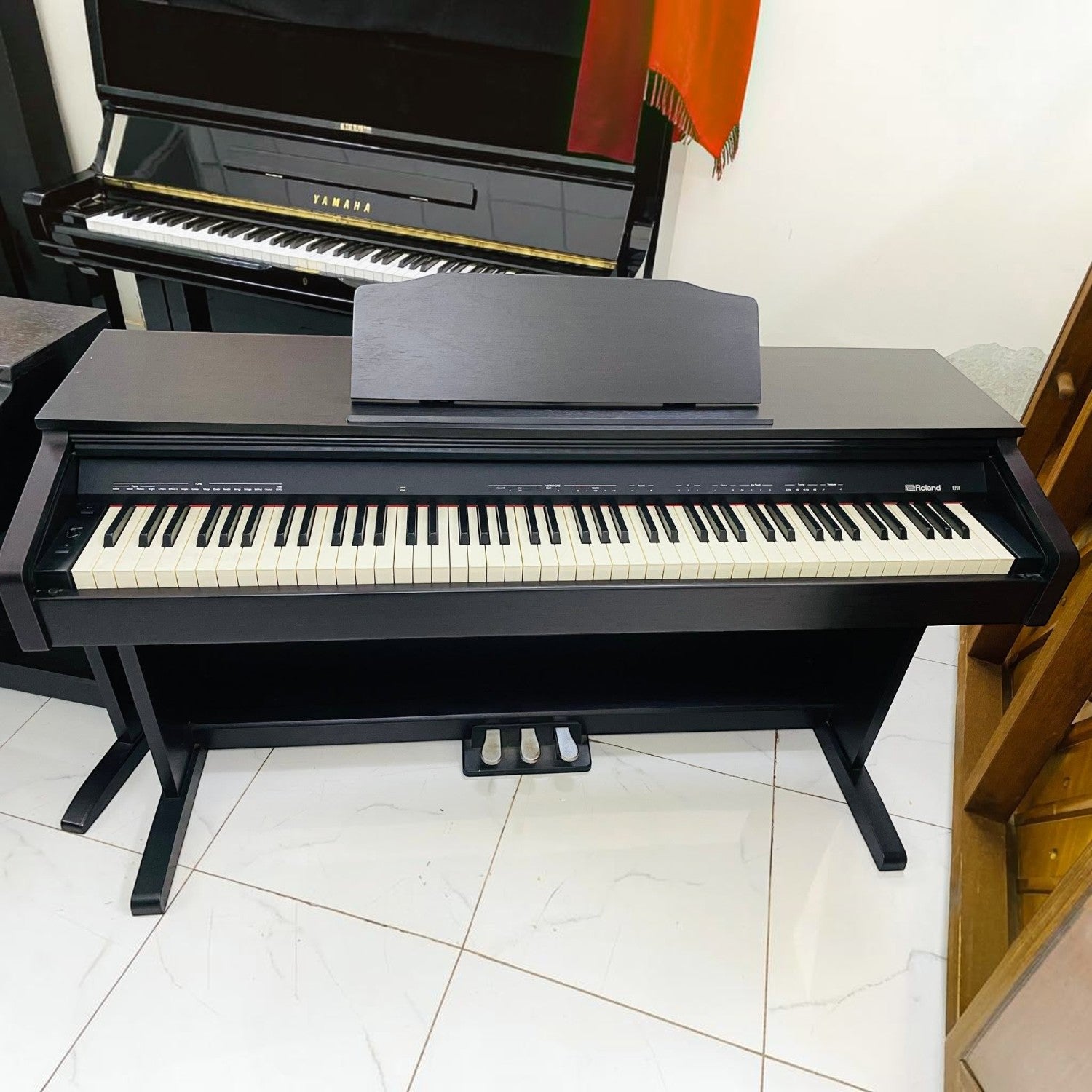 Đàn piano điện Roland RP30 màu gỗ hồng sẫm tại showroom TÂN NHẠC CỤ, thiết kế dáng tủ đứng 88 phím búa.