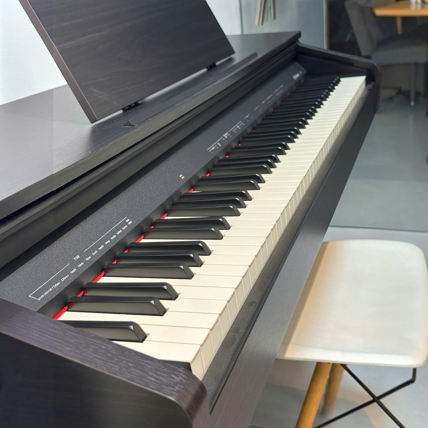 Đàn piano điện TÂN NHẠC CỤ Roland RP30 màu gỗ hồng sẫm với bàn phím 88 phím búa có thoát cơ và giá nhạc