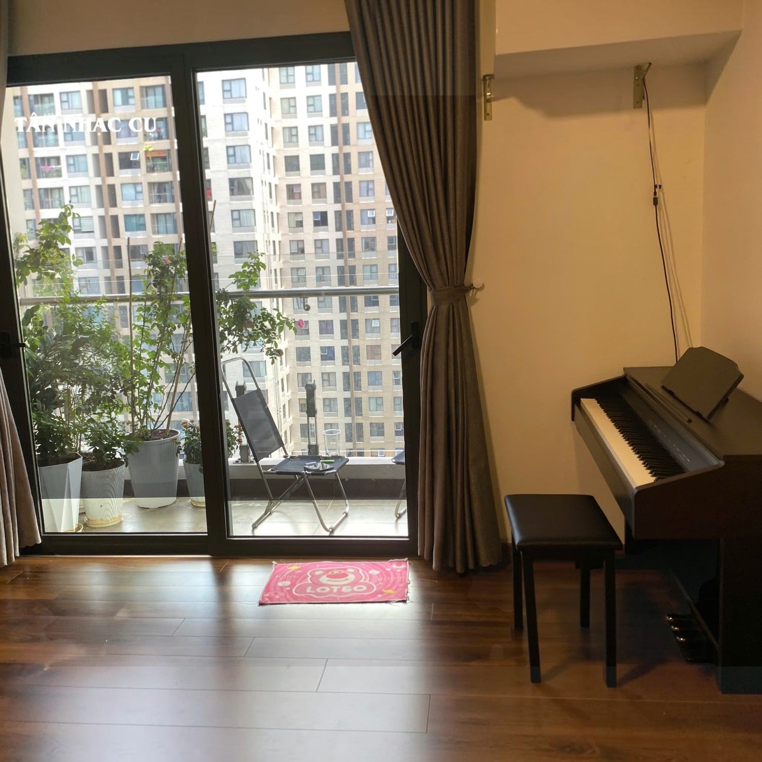 Đàn piano điện Roland RP30 màu gỗ hồng đặt trong phòng khách hiện đại tại TÂN NHẠC CỤ