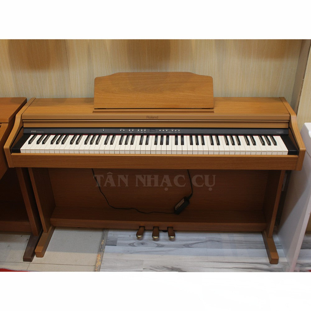 Đàn piano điện Roland RP401R dáng tủ màu gỗ tự nhiên tại TÂN NHẠC CỤ với bàn phím 88 phím PHA-4 Standard