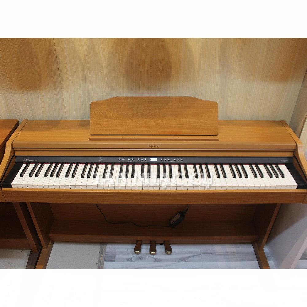 Đàn piano điện Roland RP401R màu gỗ tự nhiên với thiết kế dáng tủ sang trọng tại TÂN NHẠC CỤ