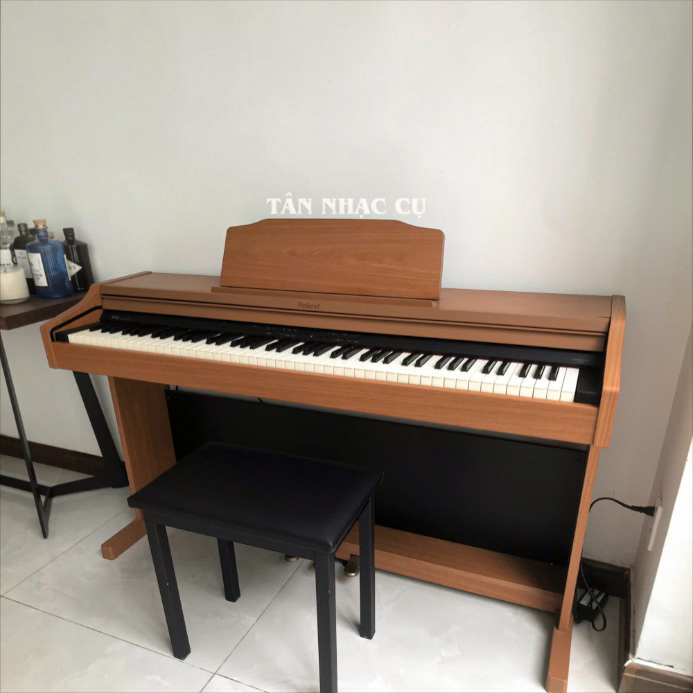Đàn piano điện Roland RP401R màu gỗ tự nhiên với thiết kế dáng tủ sang trọng tại TÂN NHẠC CỤ