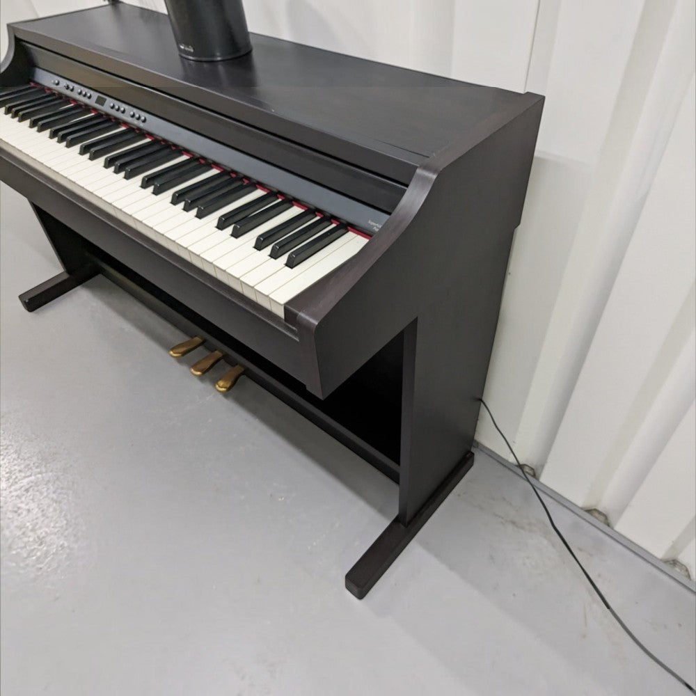 Đàn piano điện Roland RP401R màu đen dáng tủ tại TÂN NHẠC CỤ với bàn phím PHA-4 và ba pedal đồng