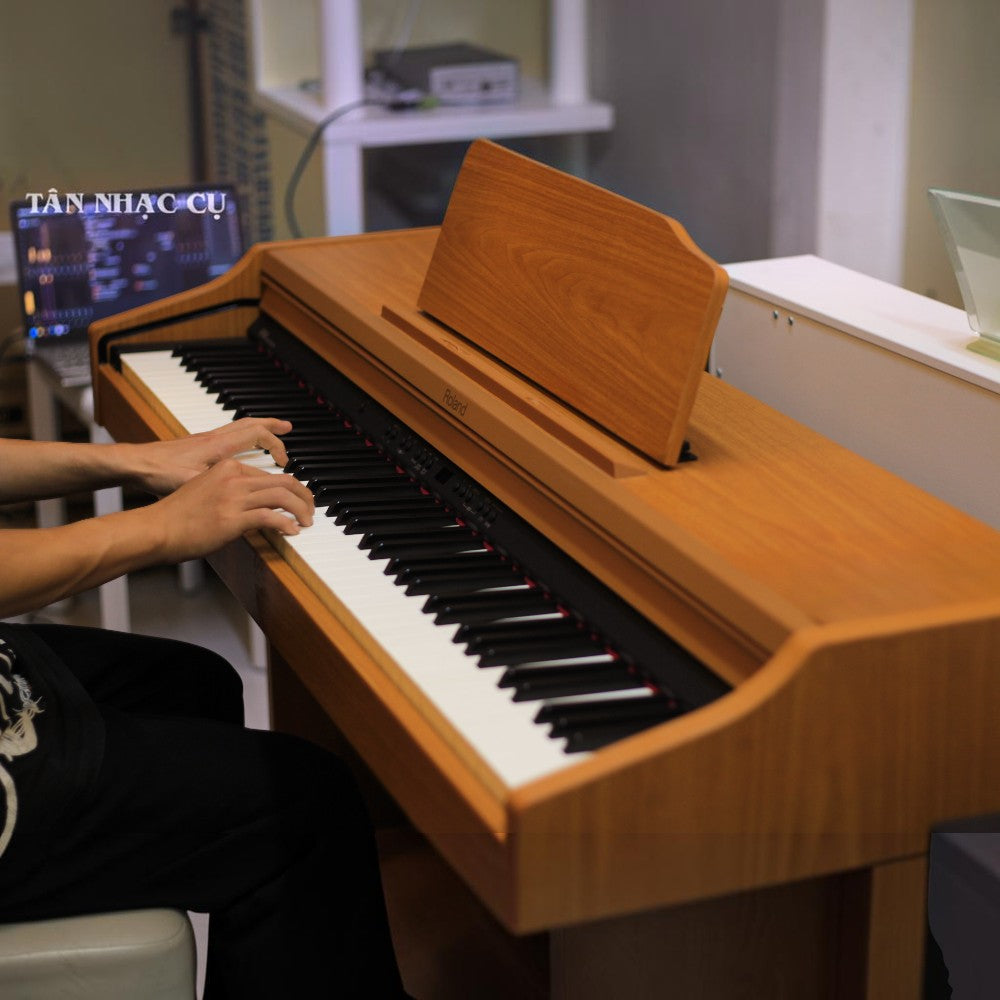 Đàn piano điện Roland RP401R màu gỗ tự nhiên với bàn phím PHA-4 tại showroom TÂN NHẠC CỤ
